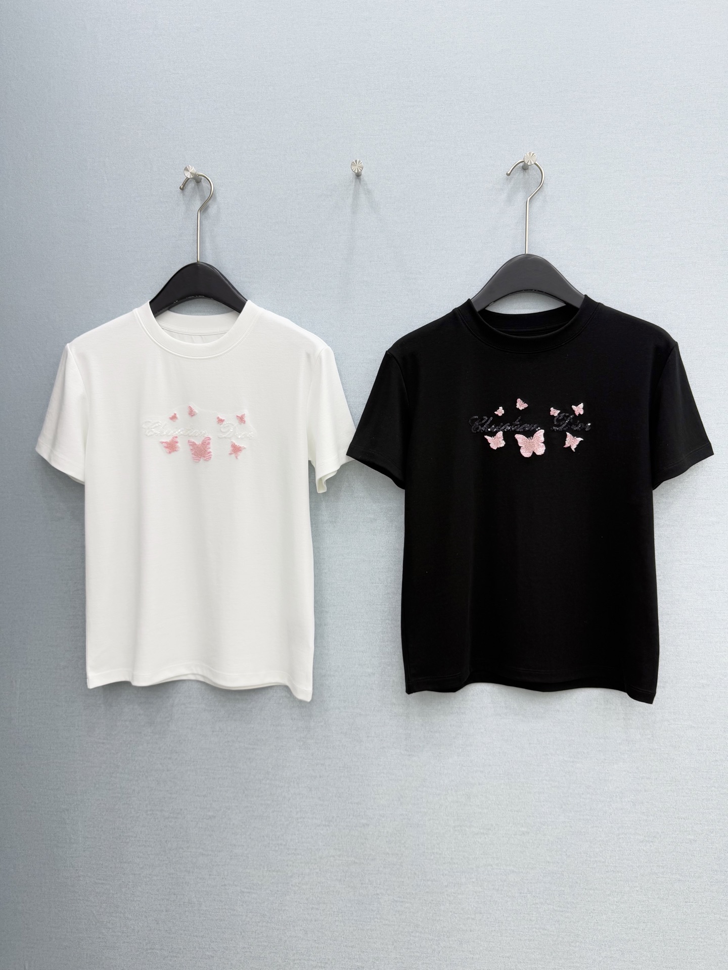 🛒𝐍𝐄𝐖 · 𝟐𝟎𝟐6/爆款现货原单品质 Di*｜26新品牙刷绣短袖T恤精致版型上身巨显瘦！定制最新工艺