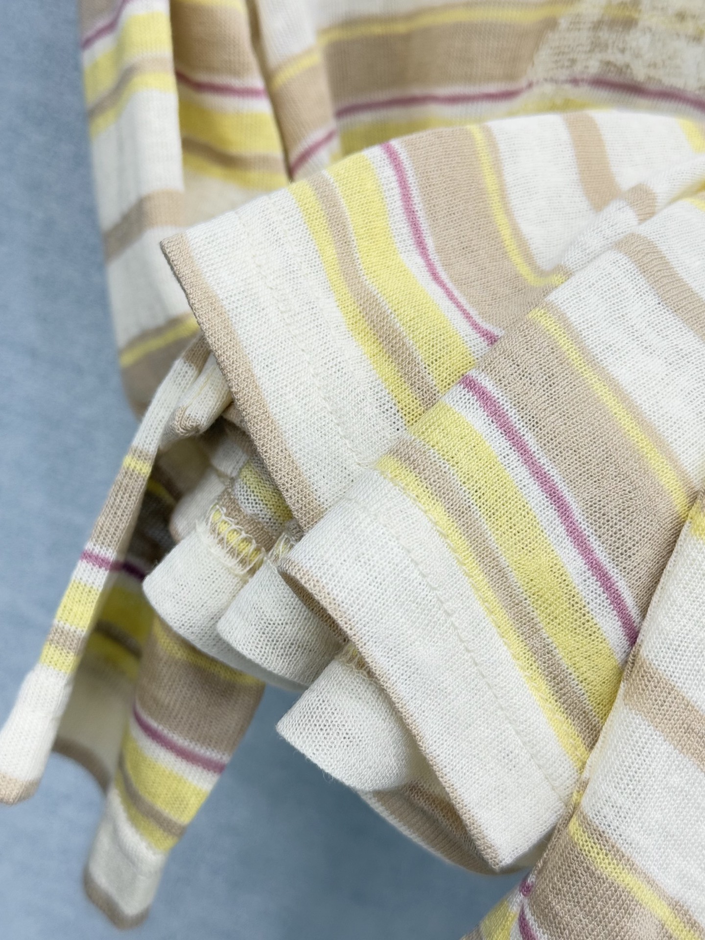 🛒𝐍𝐄𝐖 · 𝟐𝟎𝟐6/爆款现货【春夏上新】 设计师小众｜2026新款印花条纹防晒长袖T恤高订面料，百搭