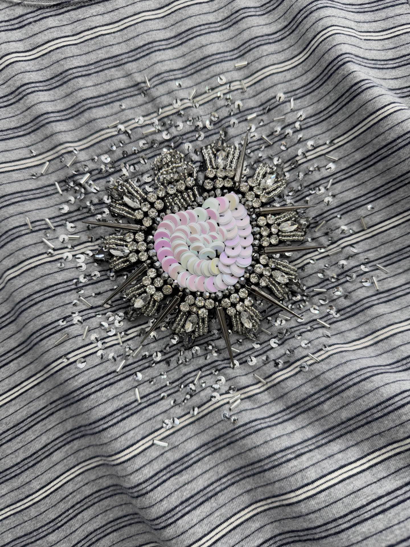 🛒𝐍𝐄𝐖 · 𝟐𝟎𝟐6/爆款现货原单品质 小众*｜精致订珠短袖T恤高订面料 亲肤透气舒适标志性字母图案低