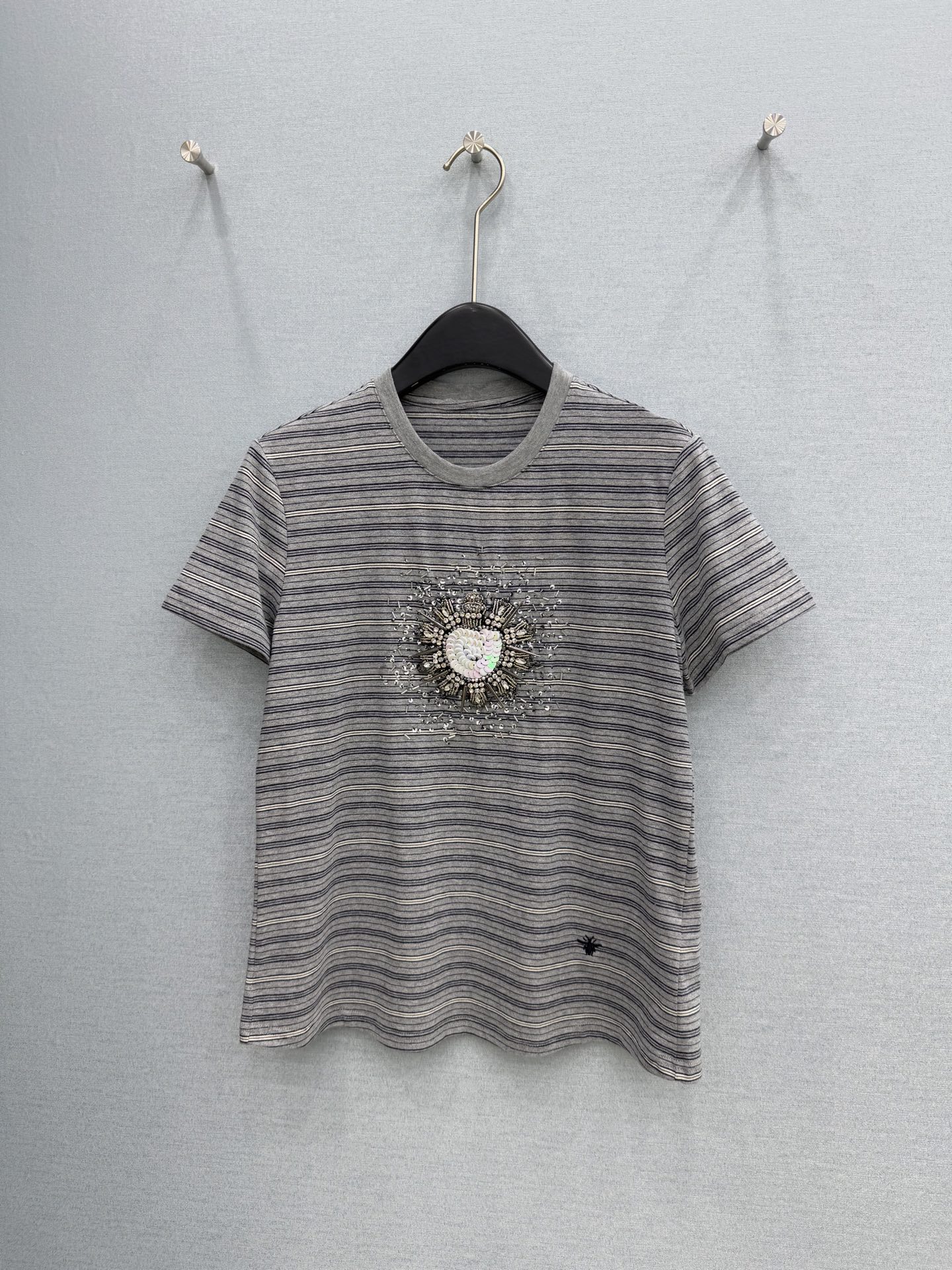 🛒𝐍𝐄𝐖 · 𝟐𝟎𝟐6/爆款现货原单品质 小众*｜精致订珠短袖T恤高订面料 亲肤透气舒适标志性字母图案低