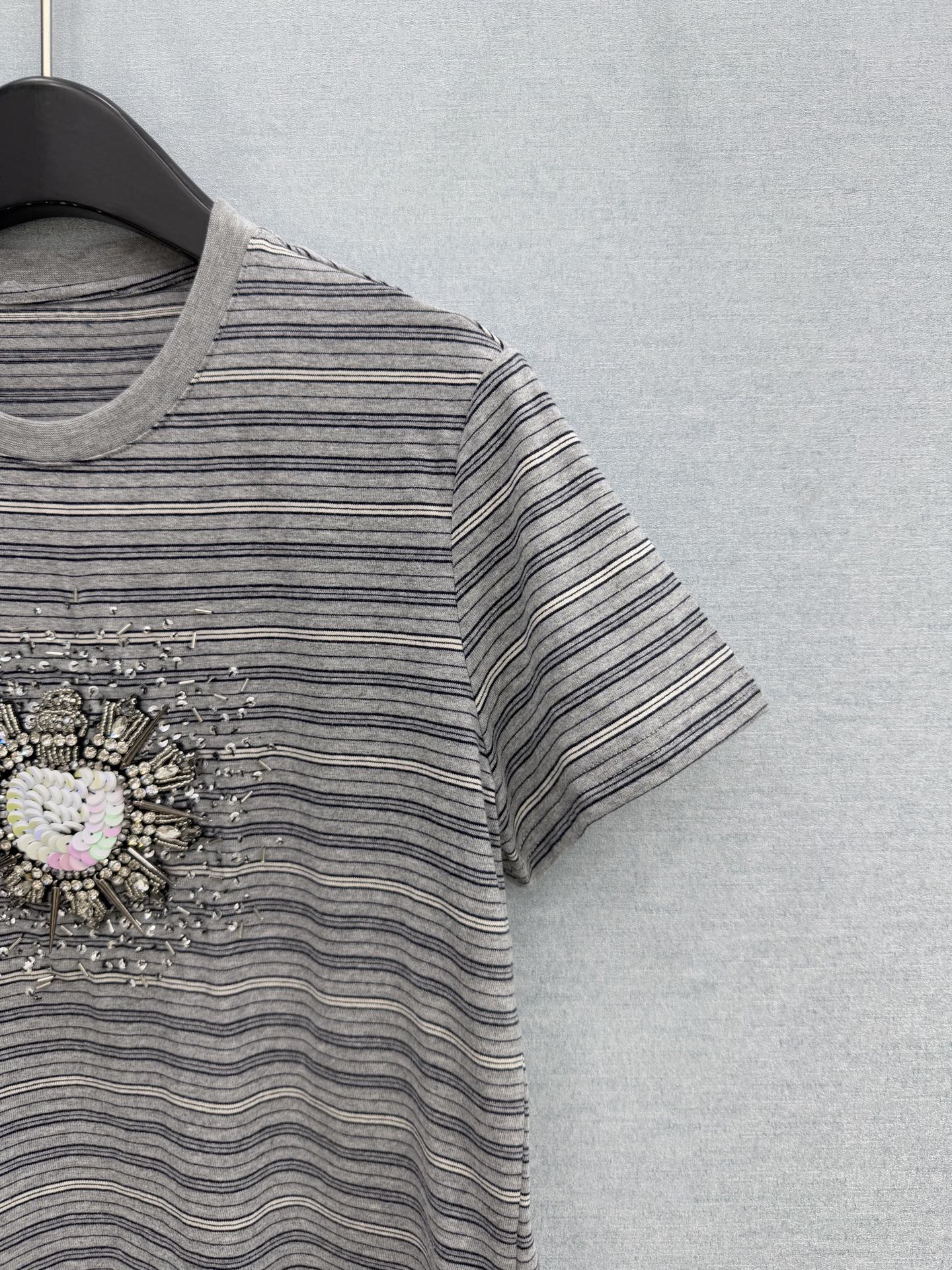 🛒𝐍𝐄𝐖 · 𝟐𝟎𝟐6/爆款现货原单品质 小众*｜精致订珠短袖T恤高订面料 亲肤透气舒适标志性字母图案低