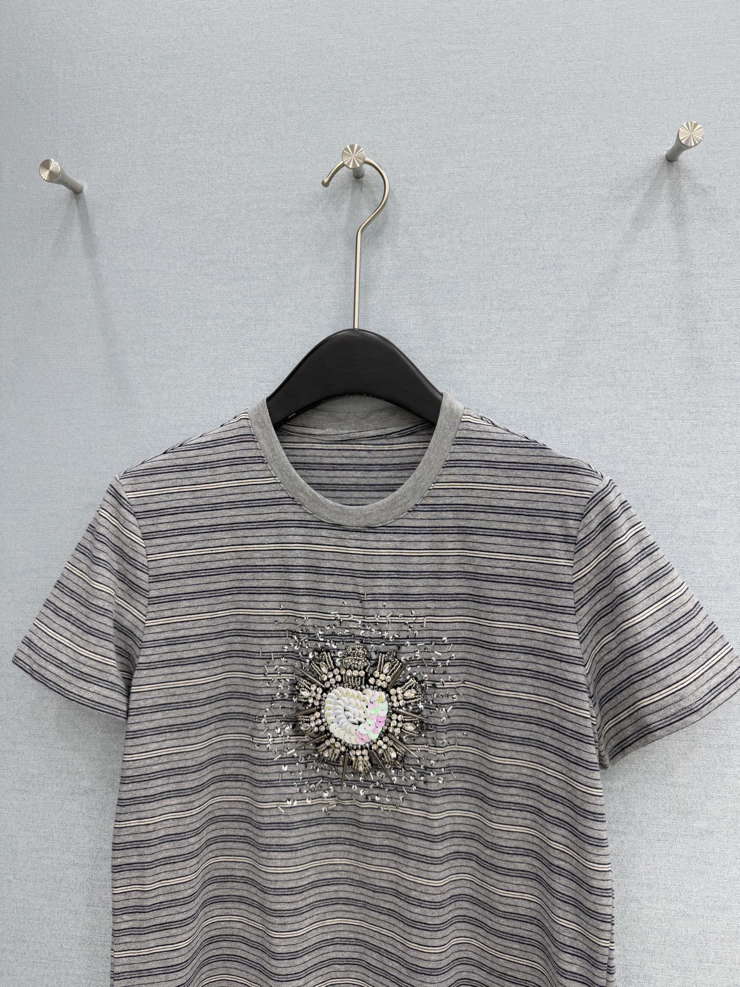 🛒𝐍𝐄𝐖 · 𝟐𝟎𝟐6/爆款现货原单品质 小众*｜精致订珠短袖T恤高订面料 亲肤透气舒适标志性字母图案低