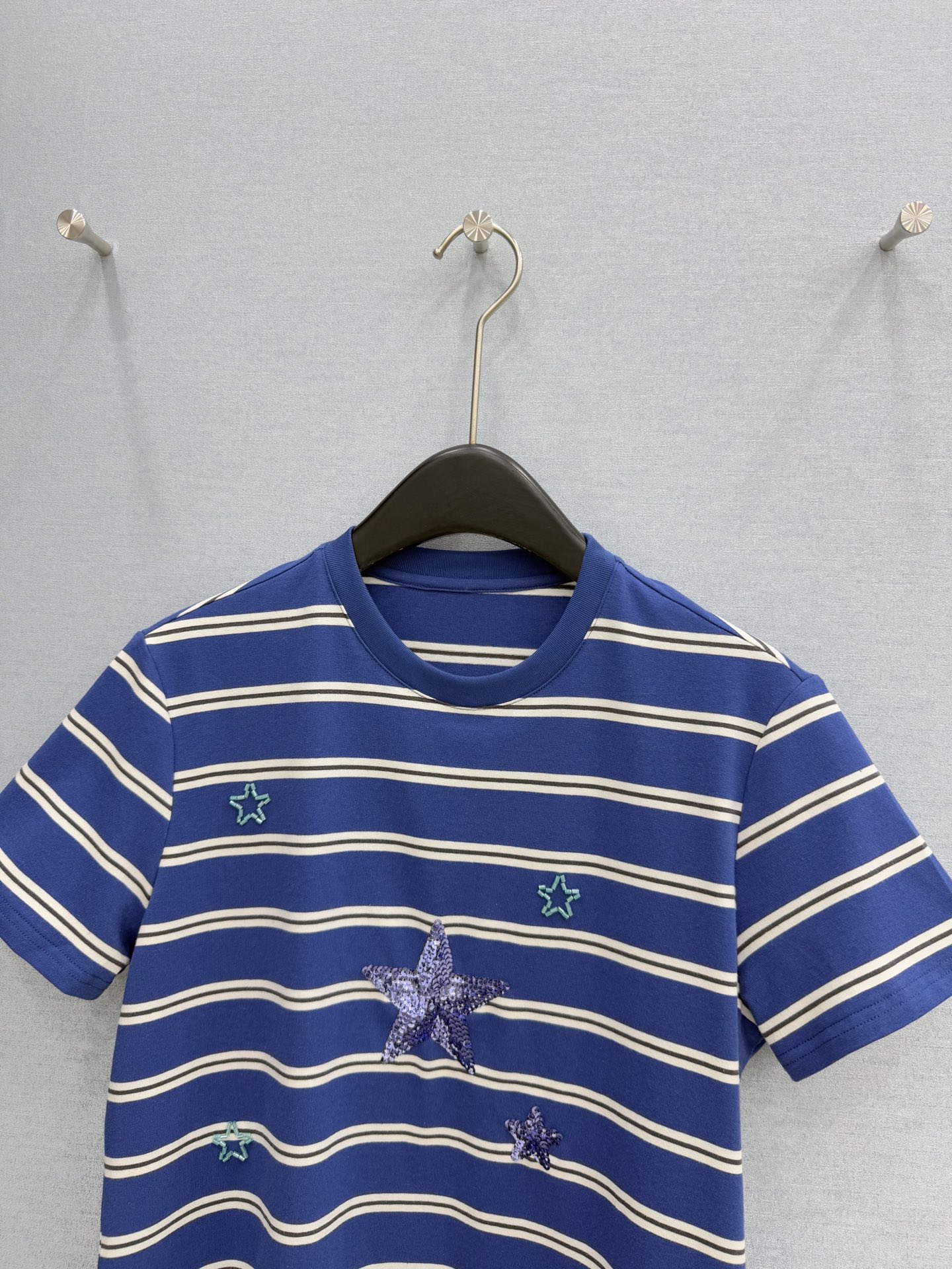 🛒𝐍𝐄𝐖 · 𝟐𝟎𝟐6/爆款现货原单品质 小众*｜精致订珠短袖T恤高订面料 亲肤透气舒适标志性字母图案低