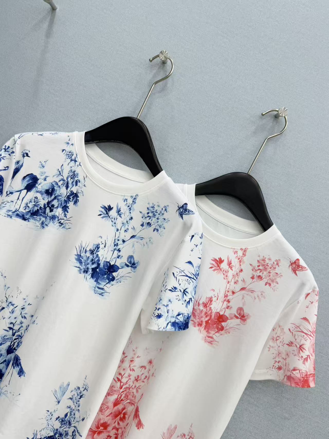 🛒𝐍𝐄𝐖 · 𝟐𝟎𝟐6/爆款现货原单品质 Dio*｜26新品满印短袖T恤精致版型上身巨显瘦！定制最新工艺