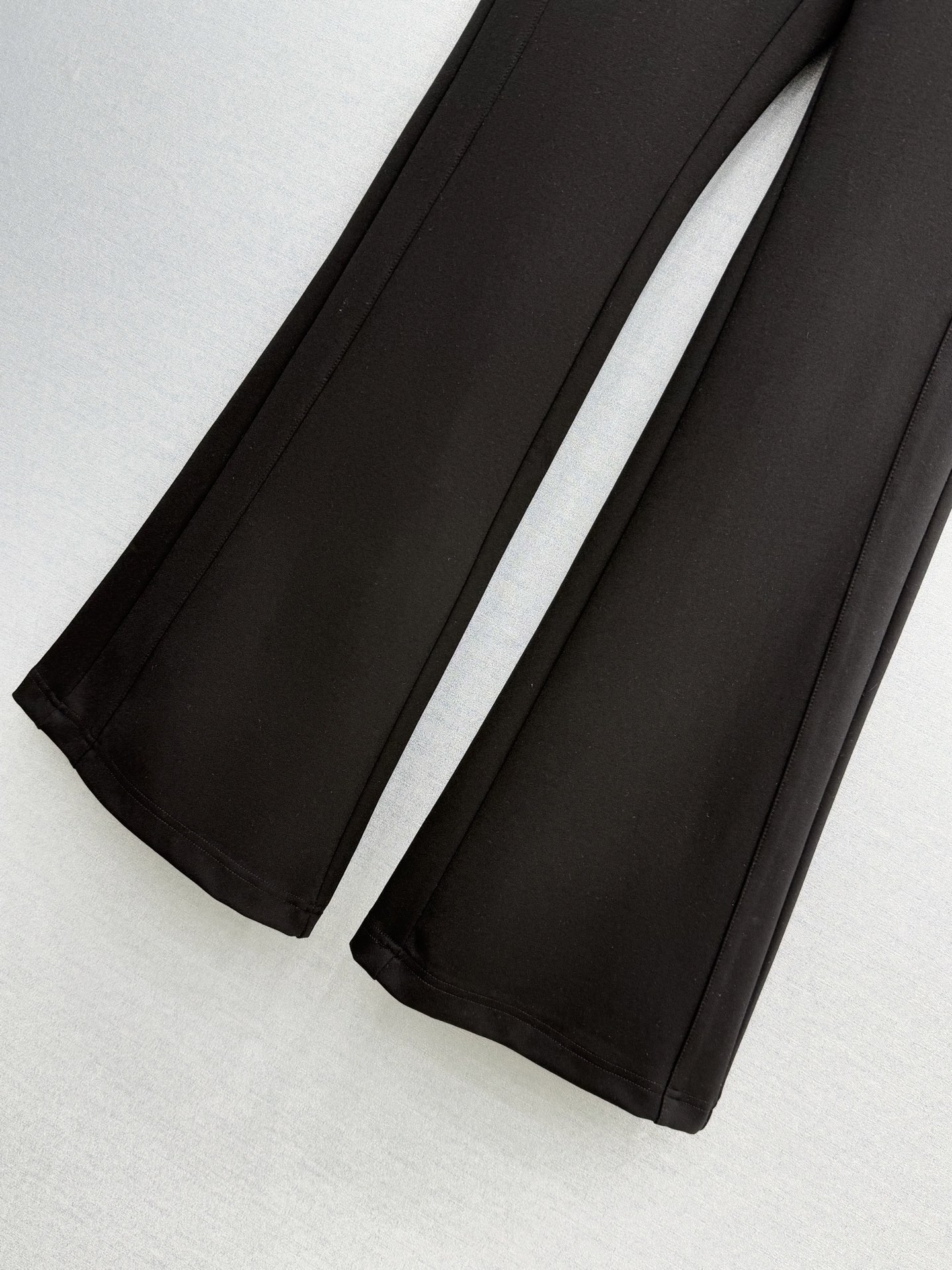 🛒𝐍𝐄𝐖 · 𝟐𝟎𝟐6/爆款现货原单品质 Celi*｜26新品大喇叭休闲裤经典版型 黑金高端设计 大工厂