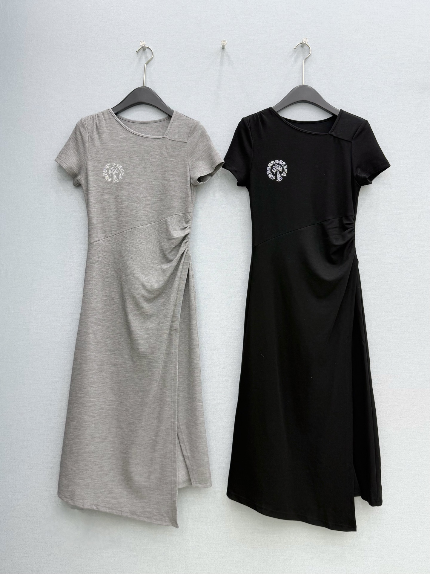 🛒𝐍𝐄𝐖 · 𝟐𝟎𝟐6/爆款现货原单品质 克罗星｜订制最新烫钻赫本风短袖褶皱收腰连衣裙巨凸显气质的一款单