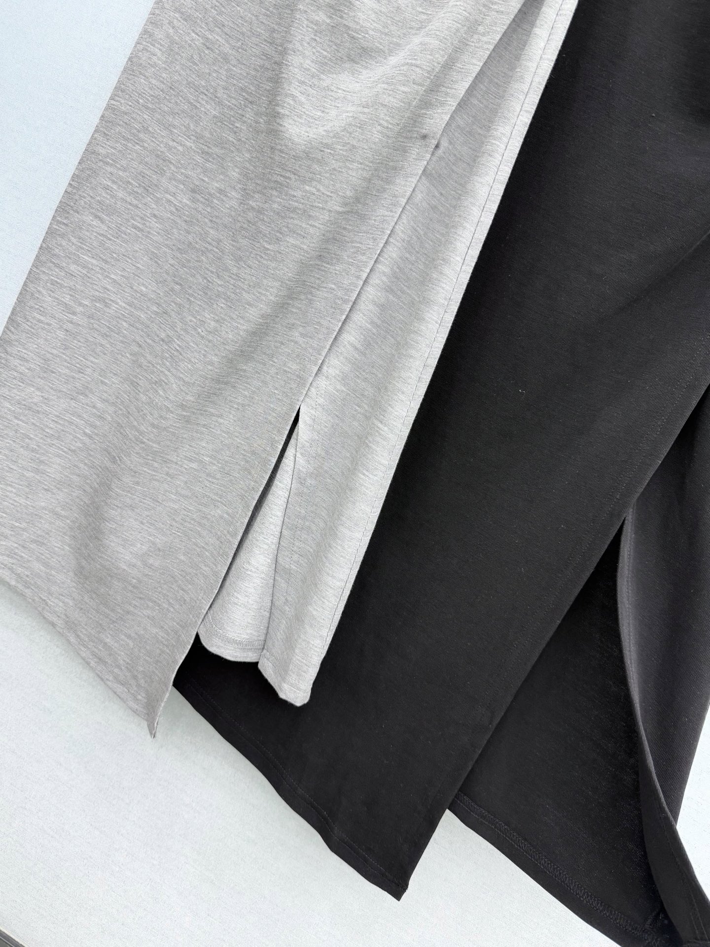 🛒𝐍𝐄𝐖 · 𝟐𝟎𝟐6/爆款现货原单品质 克罗星｜订制最新烫钻赫本风短袖褶皱收腰连衣裙巨凸显气质的一款单