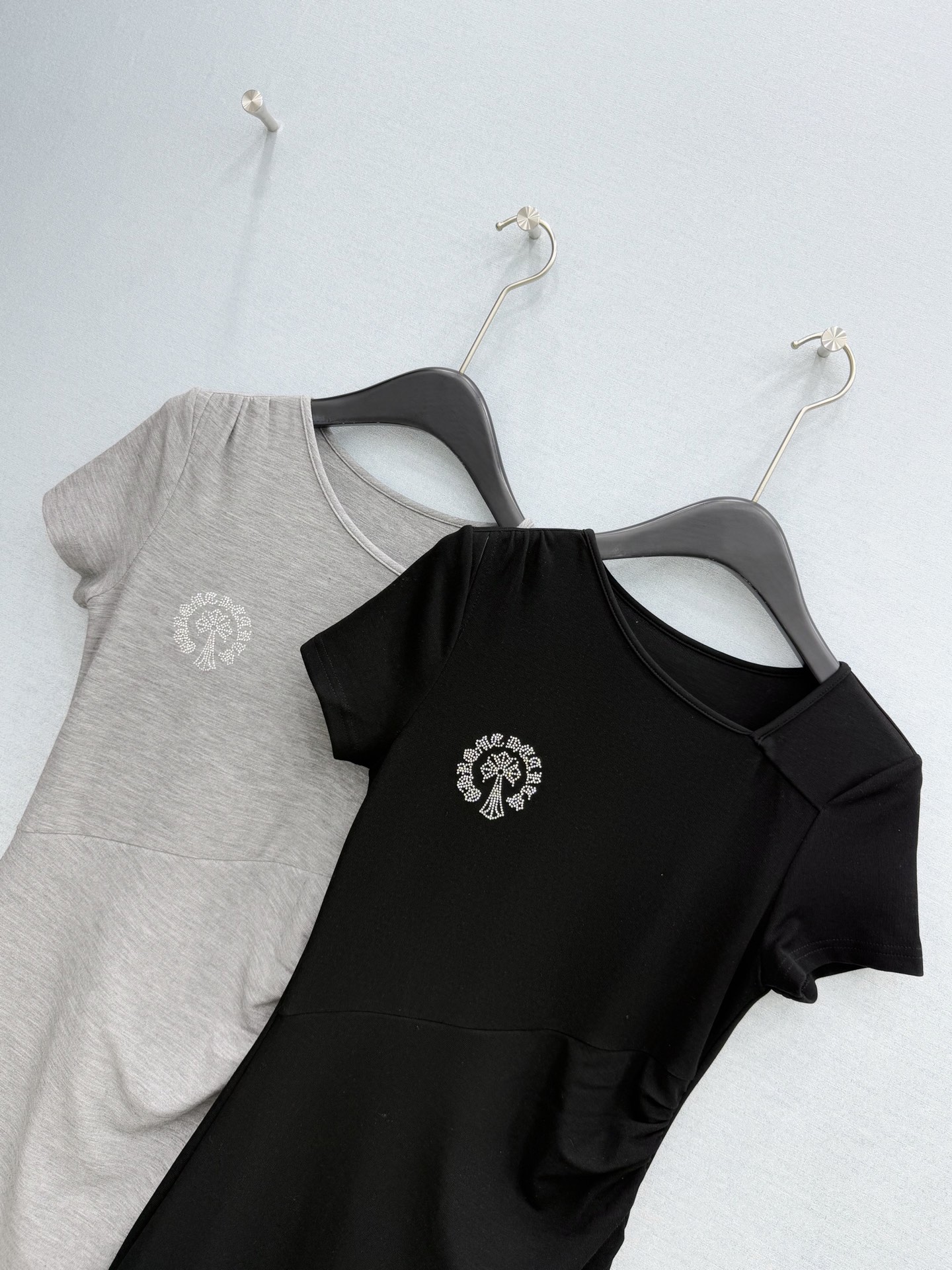 🛒𝐍𝐄𝐖 · 𝟐𝟎𝟐6/爆款现货原单品质 克罗星｜订制最新烫钻赫本风短袖褶皱收腰连衣裙巨凸显气质的一款单