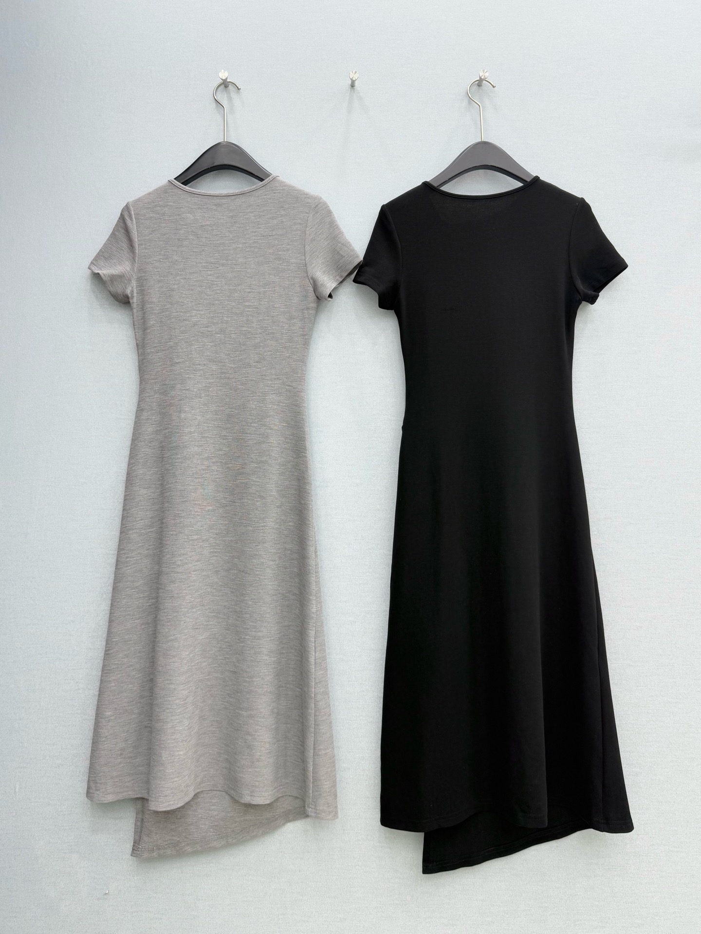 🛒𝐍𝐄𝐖 · 𝟐𝟎𝟐6/爆款现货原单品质 克罗星｜订制最新烫钻赫本风短袖褶皱收腰连衣裙巨凸显气质的一款单