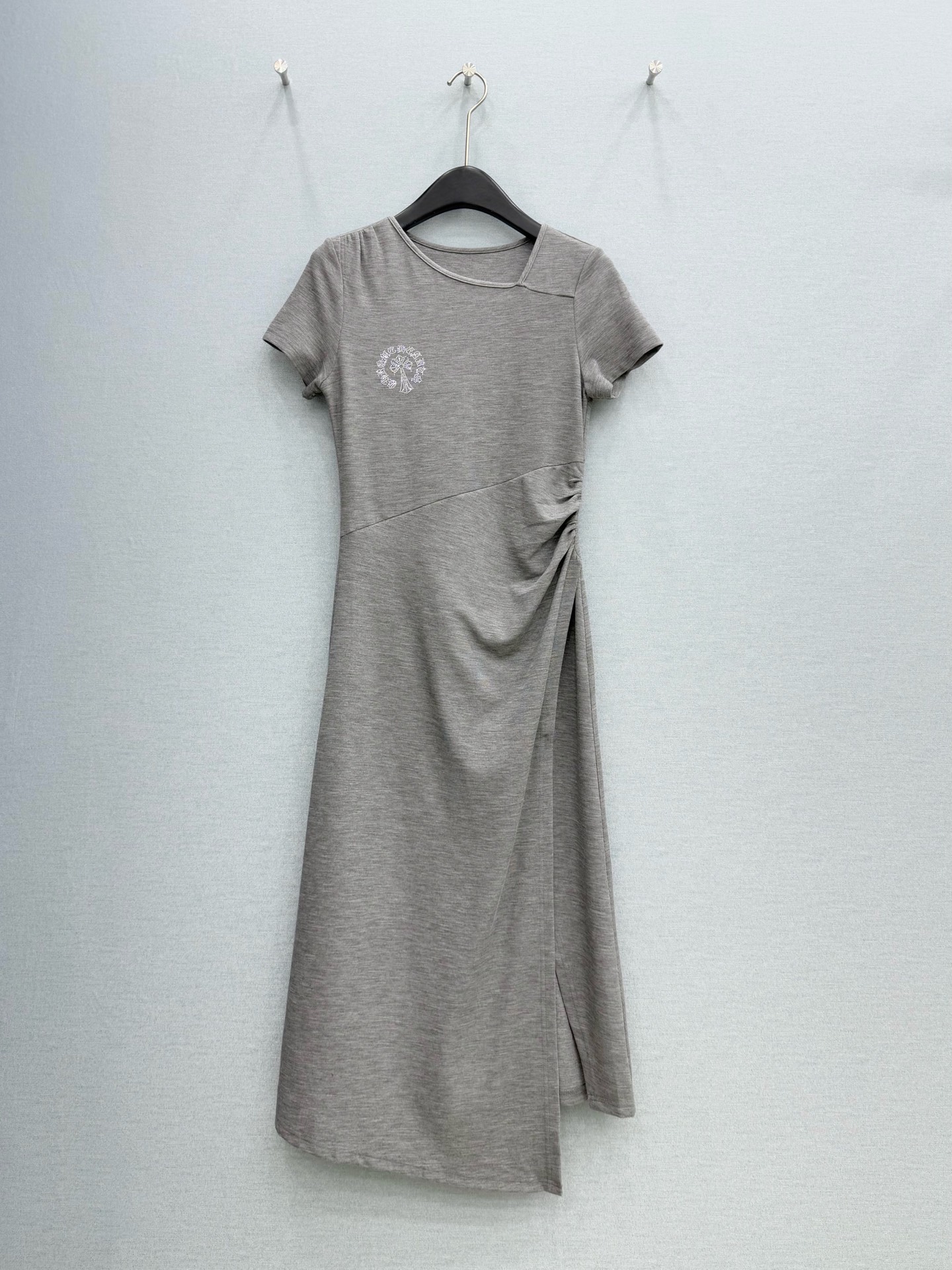 🛒𝐍𝐄𝐖 · 𝟐𝟎𝟐6/爆款现货原单品质 克罗星｜订制最新烫钻赫本风短袖褶皱收腰连衣裙巨凸显气质的一款单