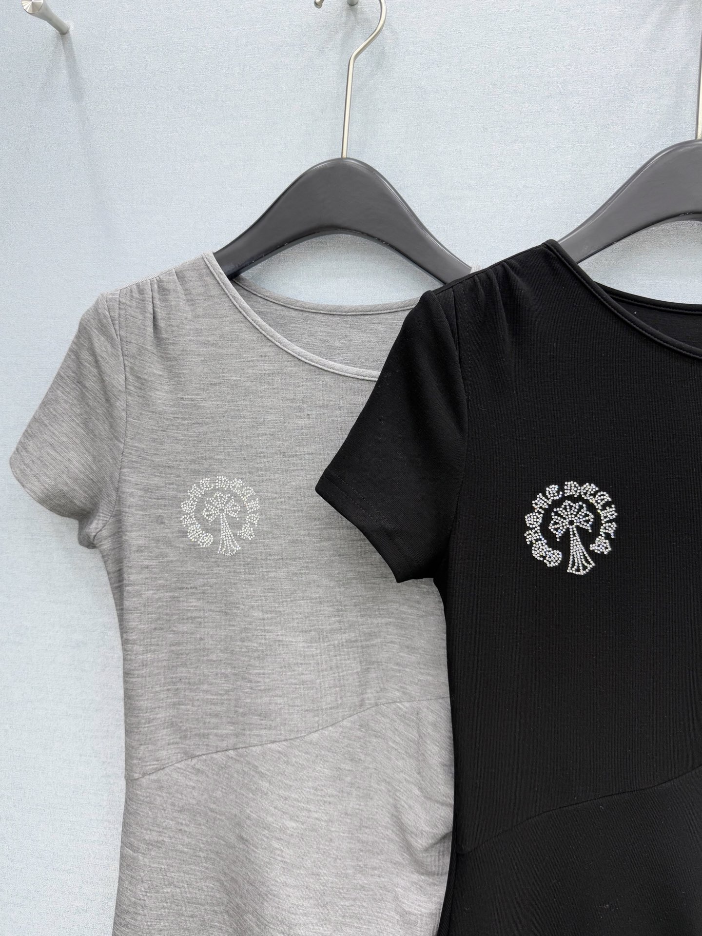 🛒𝐍𝐄𝐖 · 𝟐𝟎𝟐6/爆款现货原单品质 克罗星｜订制最新烫钻赫本风短袖褶皱收腰连衣裙巨凸显气质的一款单