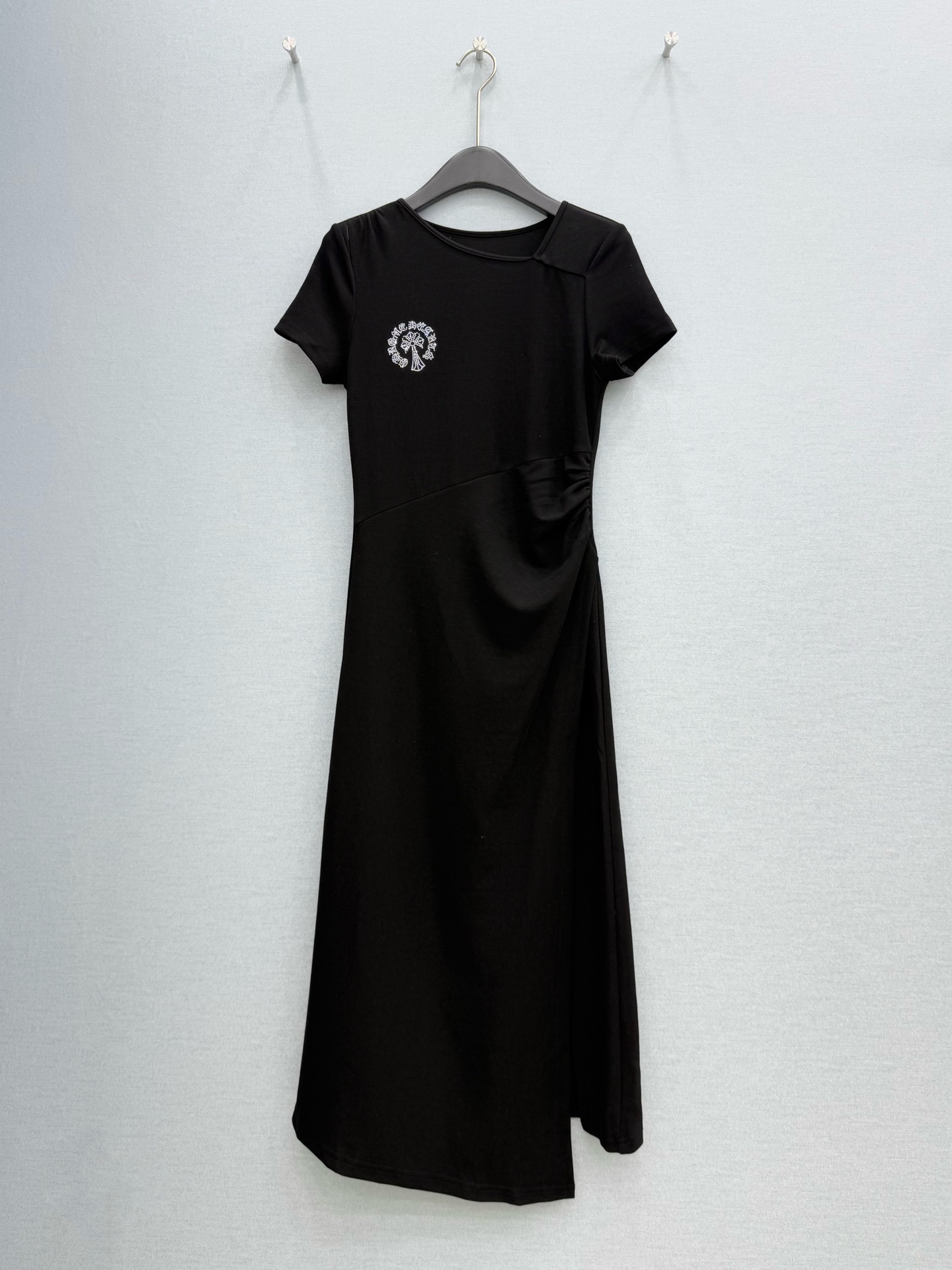 🛒𝐍𝐄𝐖 · 𝟐𝟎𝟐6/爆款现货原单品质 克罗星｜订制最新烫钻赫本风短袖褶皱收腰连衣裙巨凸显气质的一款单