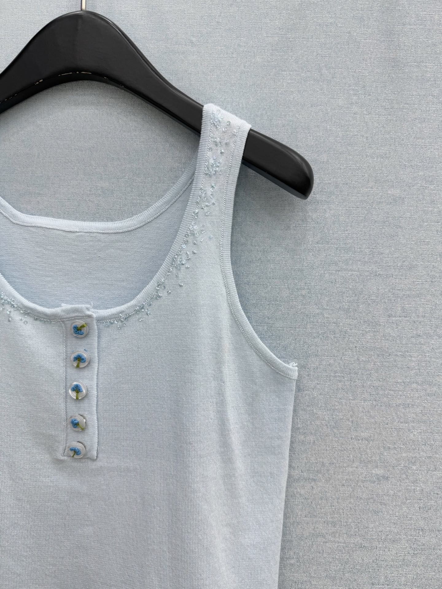 🛒𝐍𝐄𝐖 · 𝟐𝟎𝟐6/爆款现货设计师 原创｜2026新款重工订珠针织背心千金风穿搭订制纽扣 手工订珠设