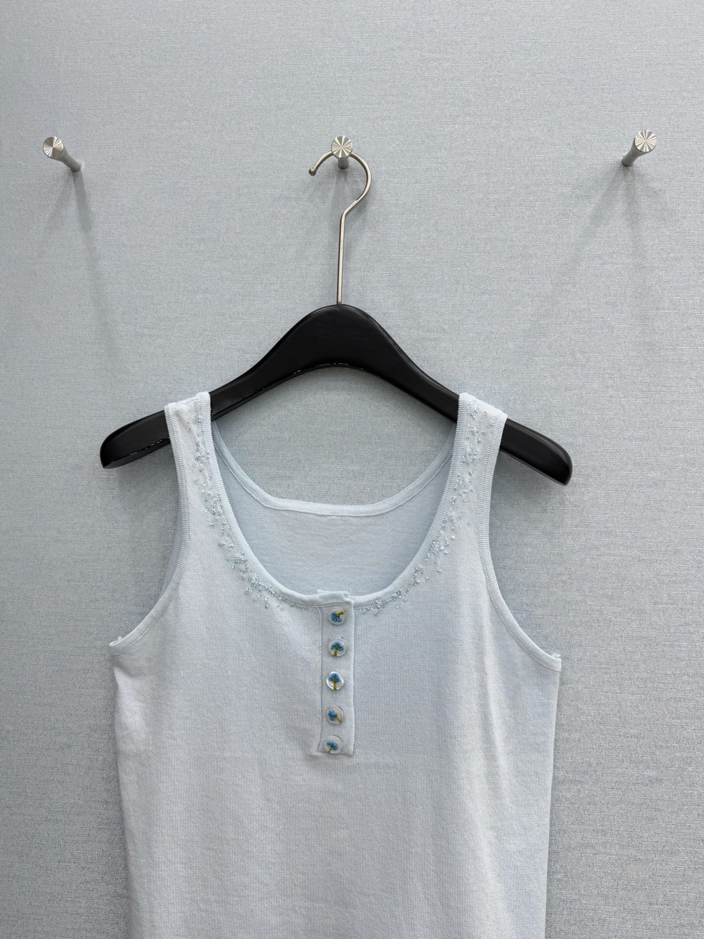 🛒𝐍𝐄𝐖 · 𝟐𝟎𝟐6/爆款现货设计师 原创｜2026新款重工订珠针织背心千金风穿搭订制纽扣 手工订珠设