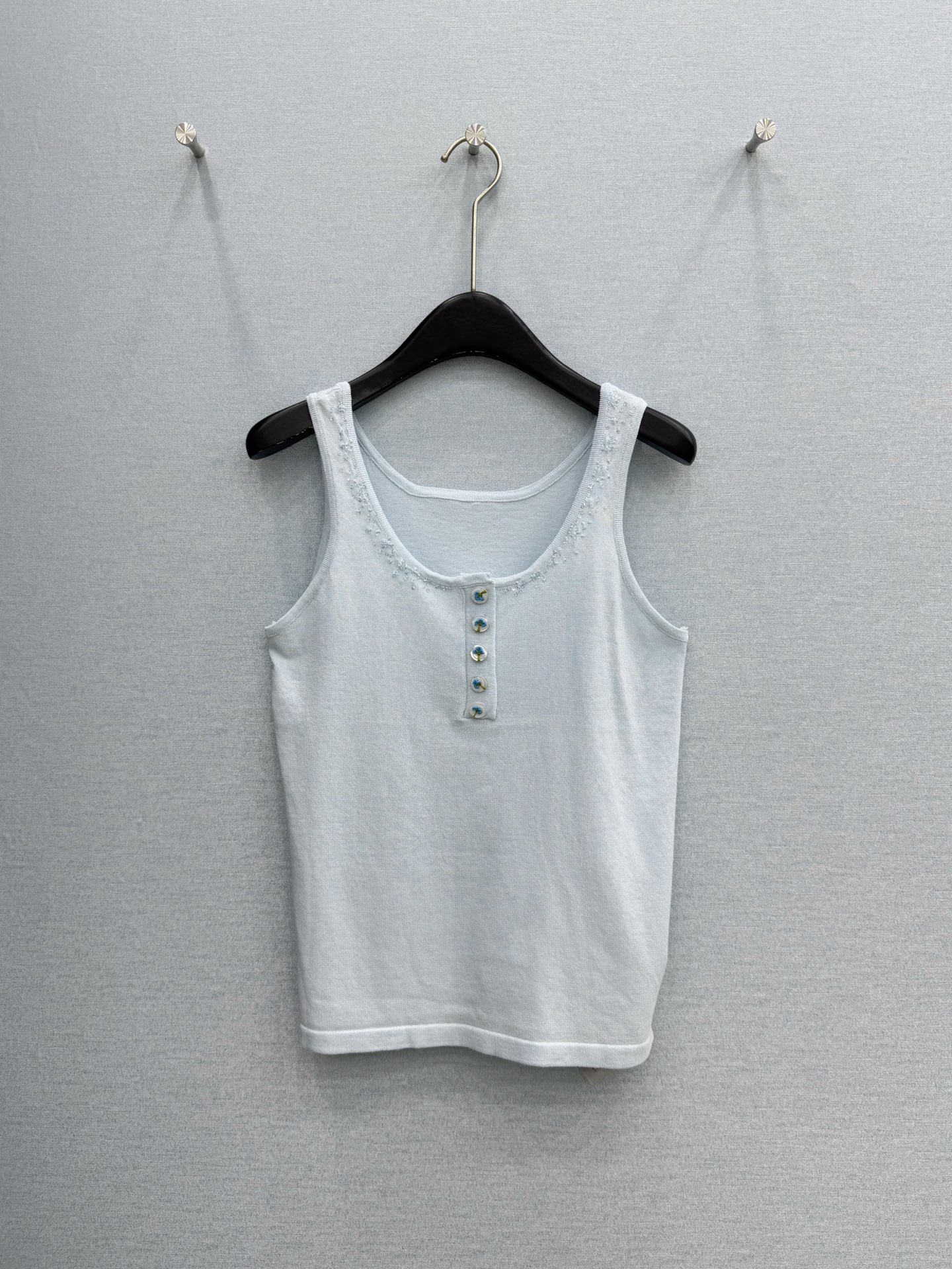 🛒𝐍𝐄𝐖 · 𝟐𝟎𝟐6/爆款现货设计师 原创｜2026新款重工订珠针织背心千金风穿搭订制纽扣 手工订珠设