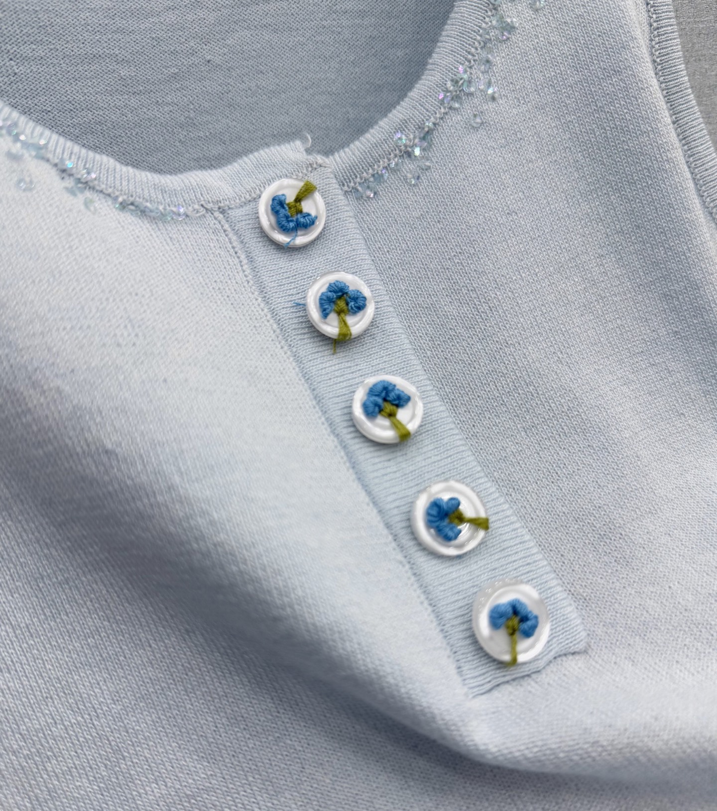 🛒𝐍𝐄𝐖 · 𝟐𝟎𝟐6/爆款现货设计师 原创｜2026新款重工订珠针织背心千金风穿搭订制纽扣 手工订珠设