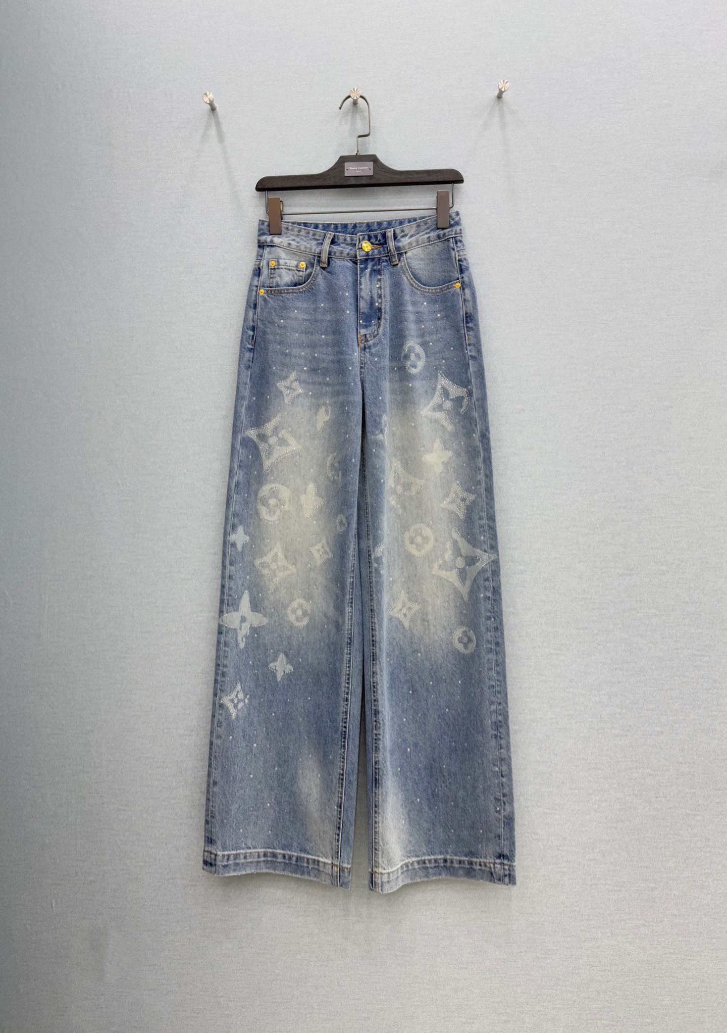 NO:786154,· 6/ Hot items in stock [original quality] Lou*｜Heavy industrial hot-drilled presbyopic straight-leg jeans are made of high-end custom fabrics. The jeans are very comfortable to wear, conventional design, tolerant, and three-dimensional jacquard decoration adds visual charm, and the texture of the pants will be very delicate. It is a very good fabric. Denim has good moisture absorption and breathability. The cloth surface is soft and smooth, and it feels very smooth. It has become everyone's favorite choice. Blue S M L  XL/,Louis Vuitton-clothing,louis vuitton,jeans,19860909· 6/爆款现货【原单品质】Lou*｜重工烫钻老花直筒牛仔裤 采用高端定制面料,牛仔穿起来非常舒适,常规设计,包容性好,立体提花装饰 增添视觉魅力,而且裤子的纹路会非常细腻,是非常好的面料 牛仔具有良好的吸湿性和透气性,布面光泽柔和,手感也非常细滑,成为众人最爱的选择 蓝色 S M L XL/,路易威登-服装,louis vuitton,jeans,,Women's clothing