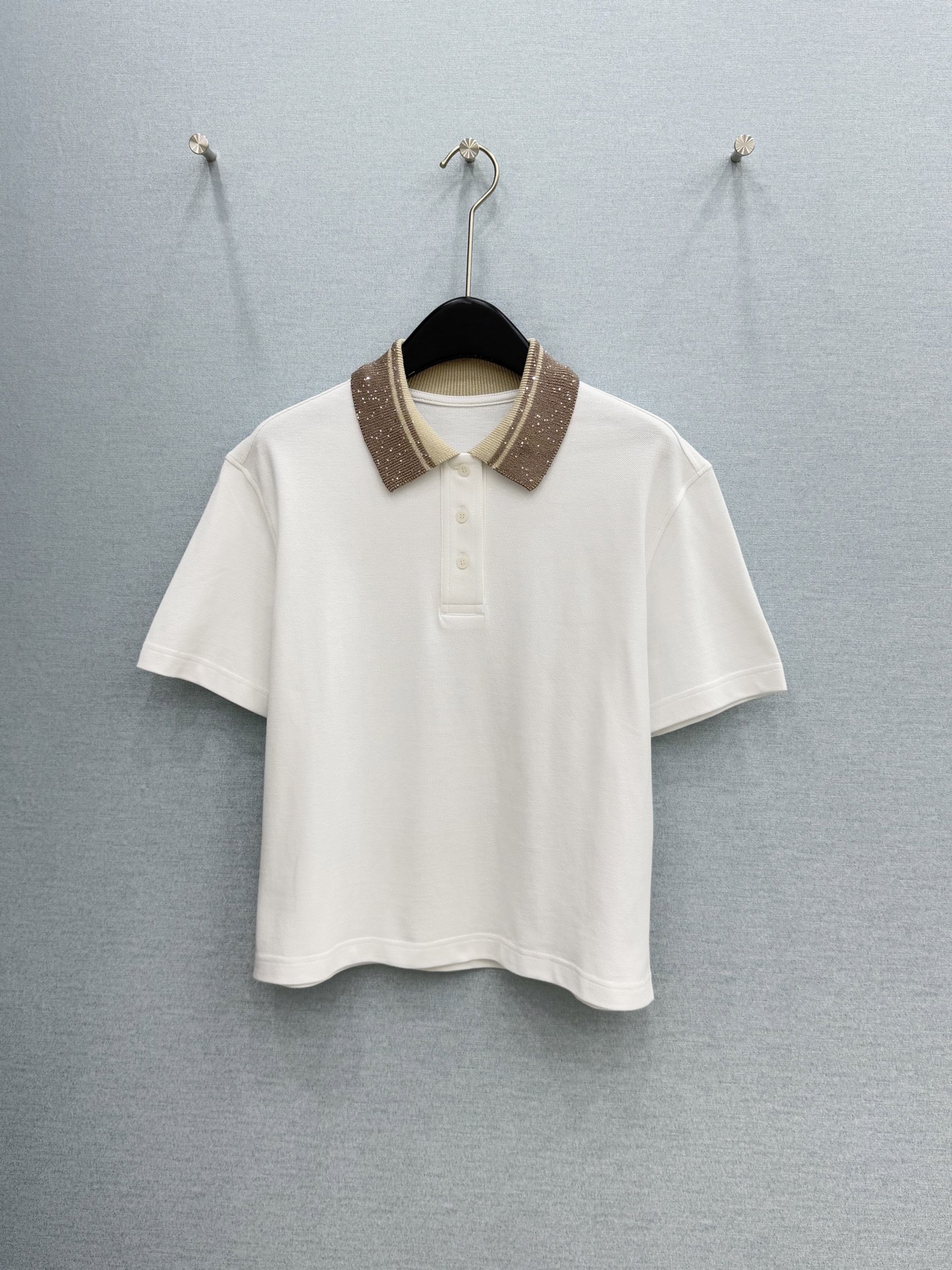 26夏季新品 亮片针织领Polo衫面料:100%棉（装饰物除外） 领口采用针织拼接工艺，满铺细腻亮片刺绣