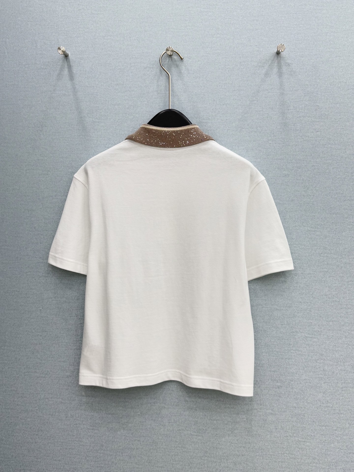 26夏季新品 亮片针织领Polo衫面料:100%棉（装饰物除外） 领口采用针织拼接工艺，满铺细腻亮片刺绣