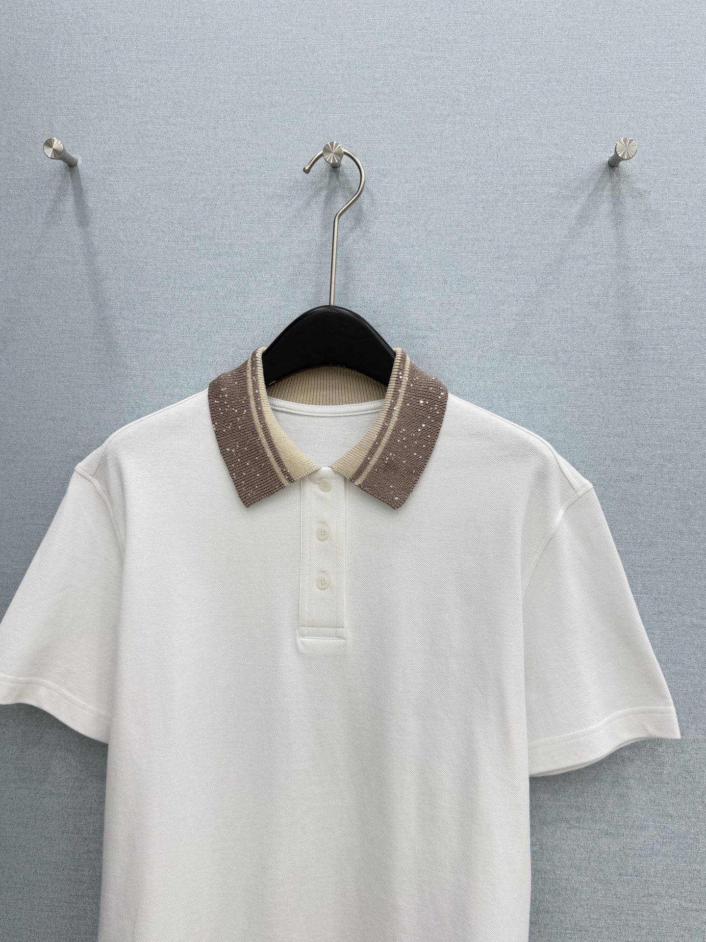 26夏季新品 亮片针织领Polo衫面料:100%棉（装饰物除外） 领口采用针织拼接工艺，满铺细腻亮片刺绣