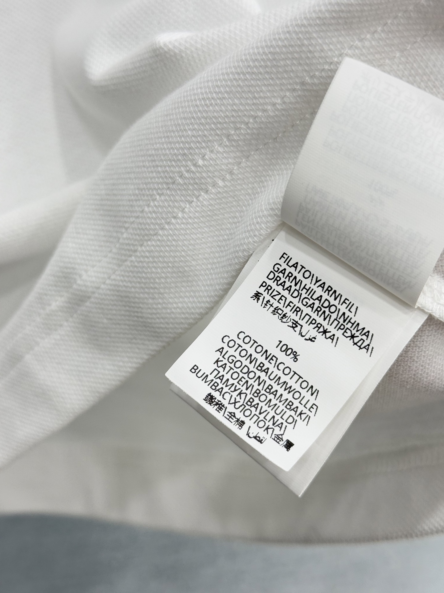 26夏季新品 亮片针织领Polo衫面料:100%棉（装饰物除外） 领口采用针织拼接工艺，满铺细腻亮片刺绣