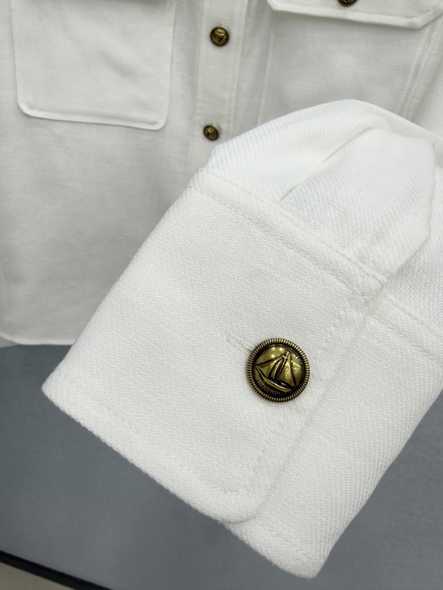 26春夏季新品 亚麻衬衫式外套面料:56%亚麻 44%棉 经典翻领+金色纽扣门襟，利落不拖沓； 微宽松直