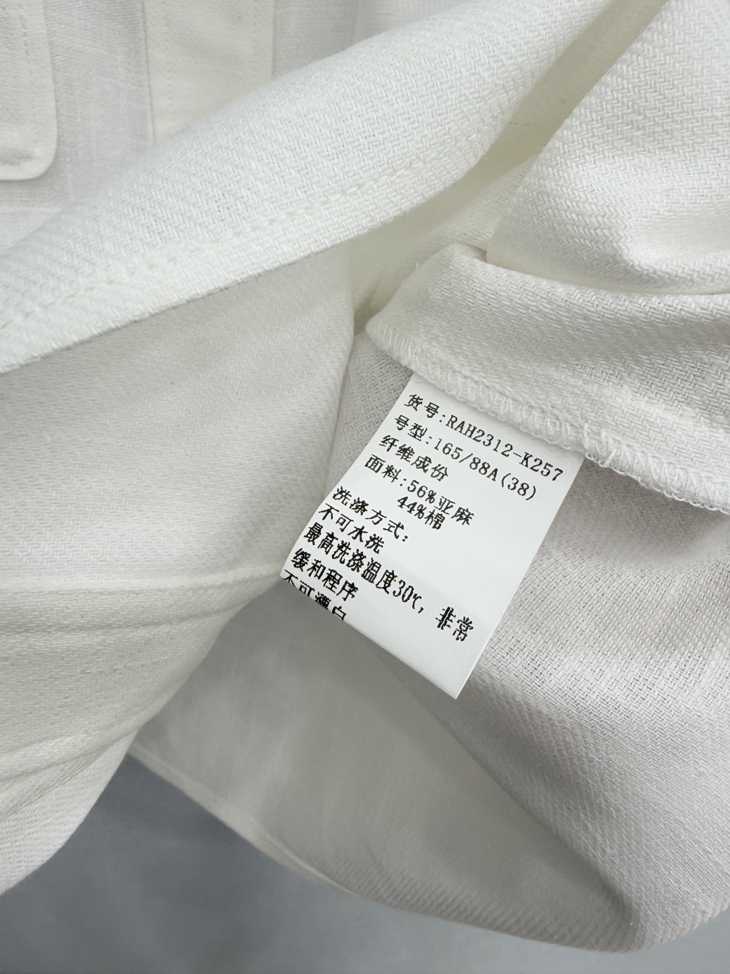 26春夏季新品 亚麻衬衫式外套面料:56%亚麻 44%棉 经典翻领+金色纽扣门襟，利落不拖沓； 微宽松直
