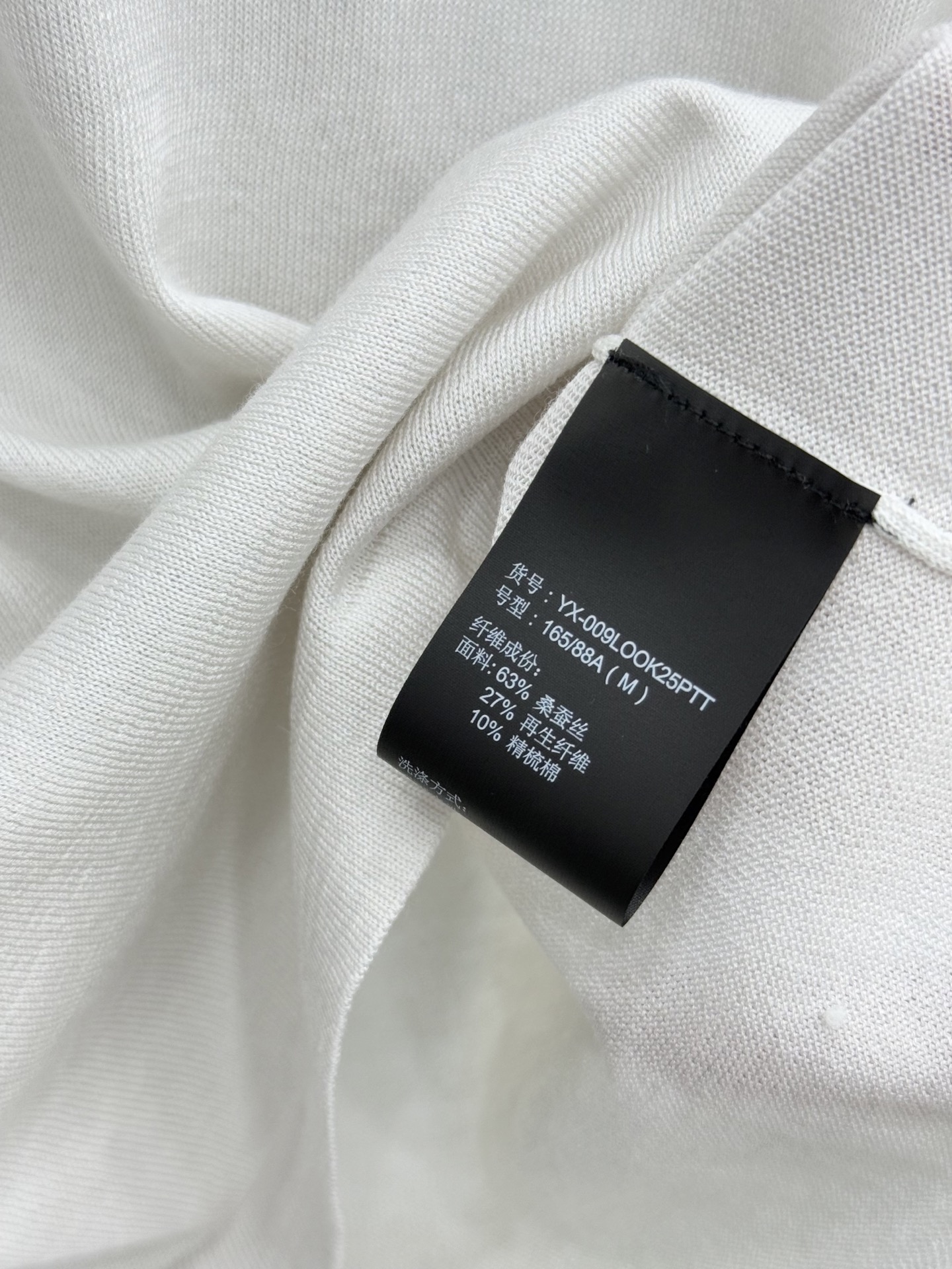 26春季新品 女士圆领T恤🕊️ 🕊️利落圆领剪裁，贴合颈部线条不紧绷，冷灰雾白调自带清冷滤镜，是衣橱里永