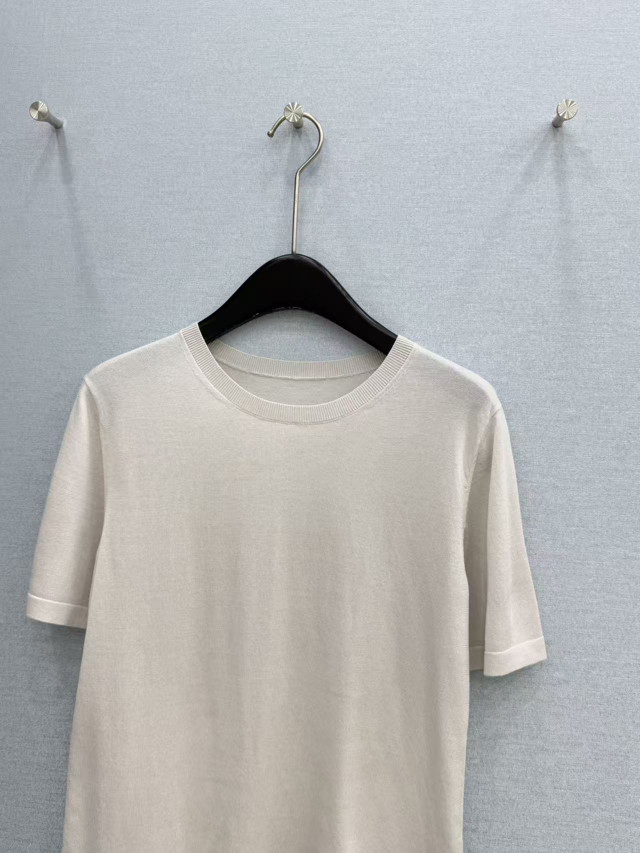 26春季新品 女士圆领T恤🕊️ 🕊️利落圆领剪裁，贴合颈部线条不紧绷，冷灰雾白调自带清冷滤镜，是衣橱里永