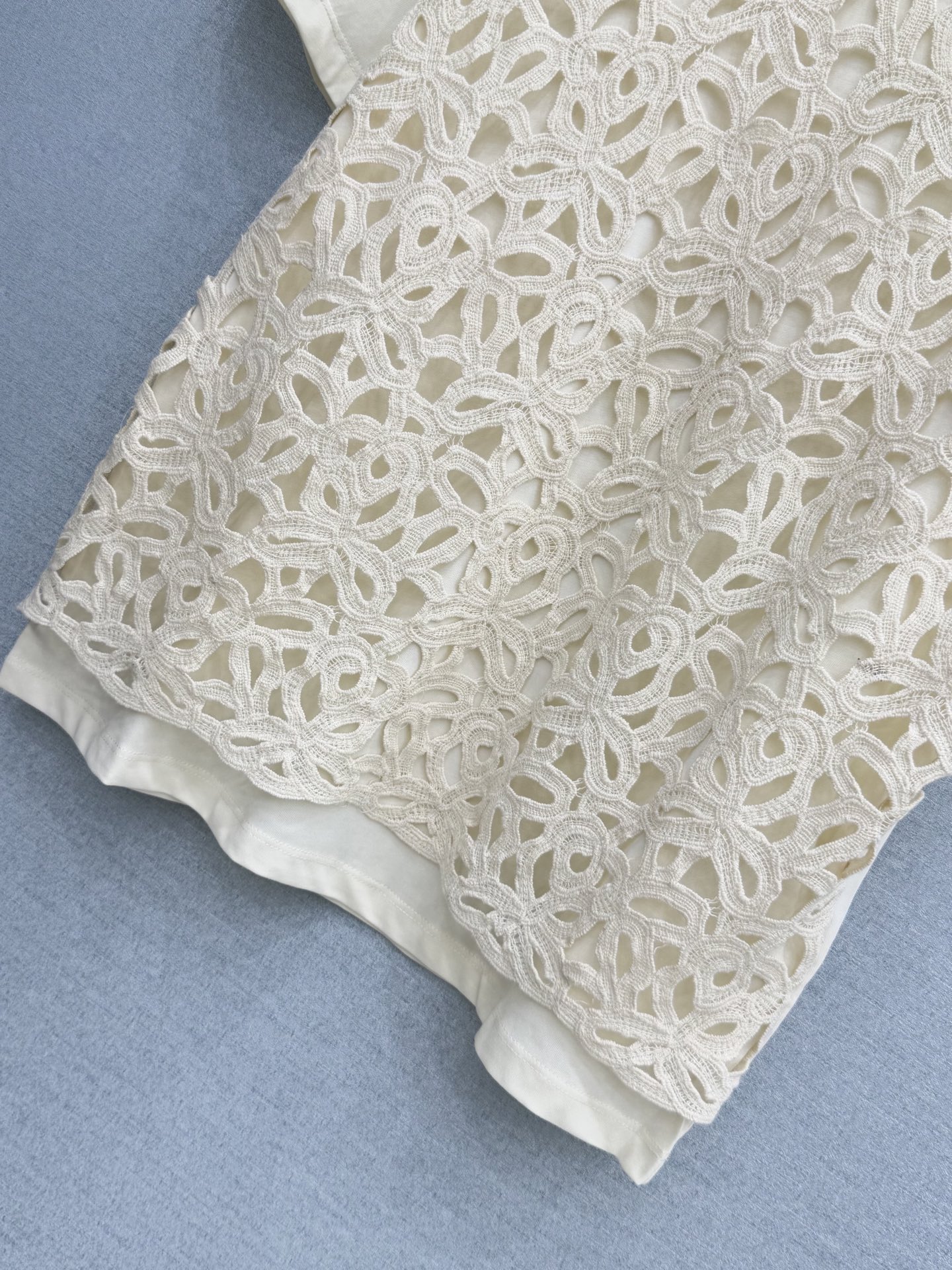 🛒𝐍𝐄𝐖 · 𝟐𝟎𝟐6/爆款现货【原版订制】Mon*｜26新品重工圆领水溶拼接绣花短袖T恤精致假两件视觉