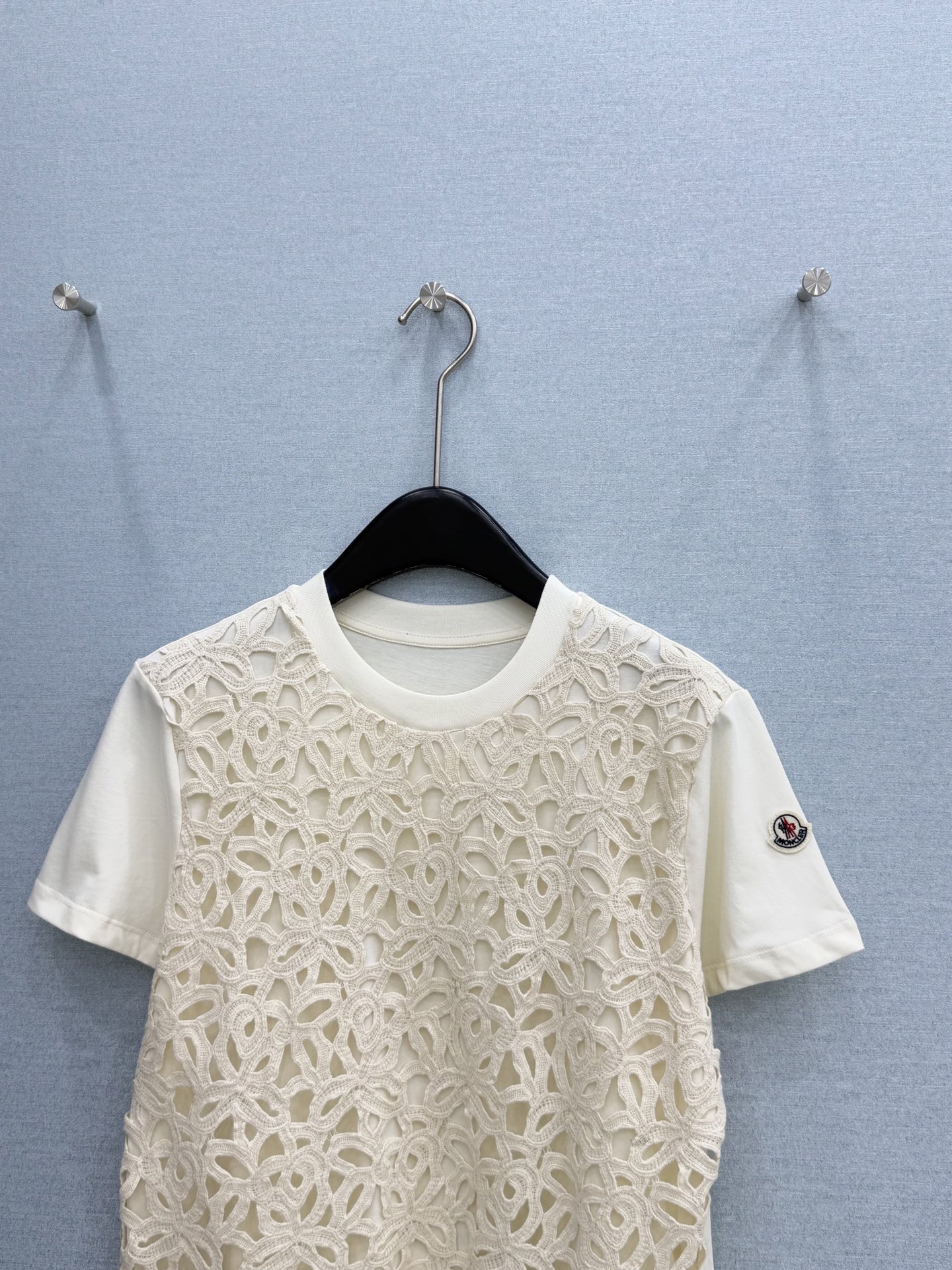 🛒𝐍𝐄𝐖 · 𝟐𝟎𝟐6/爆款现货【原版订制】Mon*｜26新品重工圆领水溶拼接绣花短袖T恤精致假两件视觉