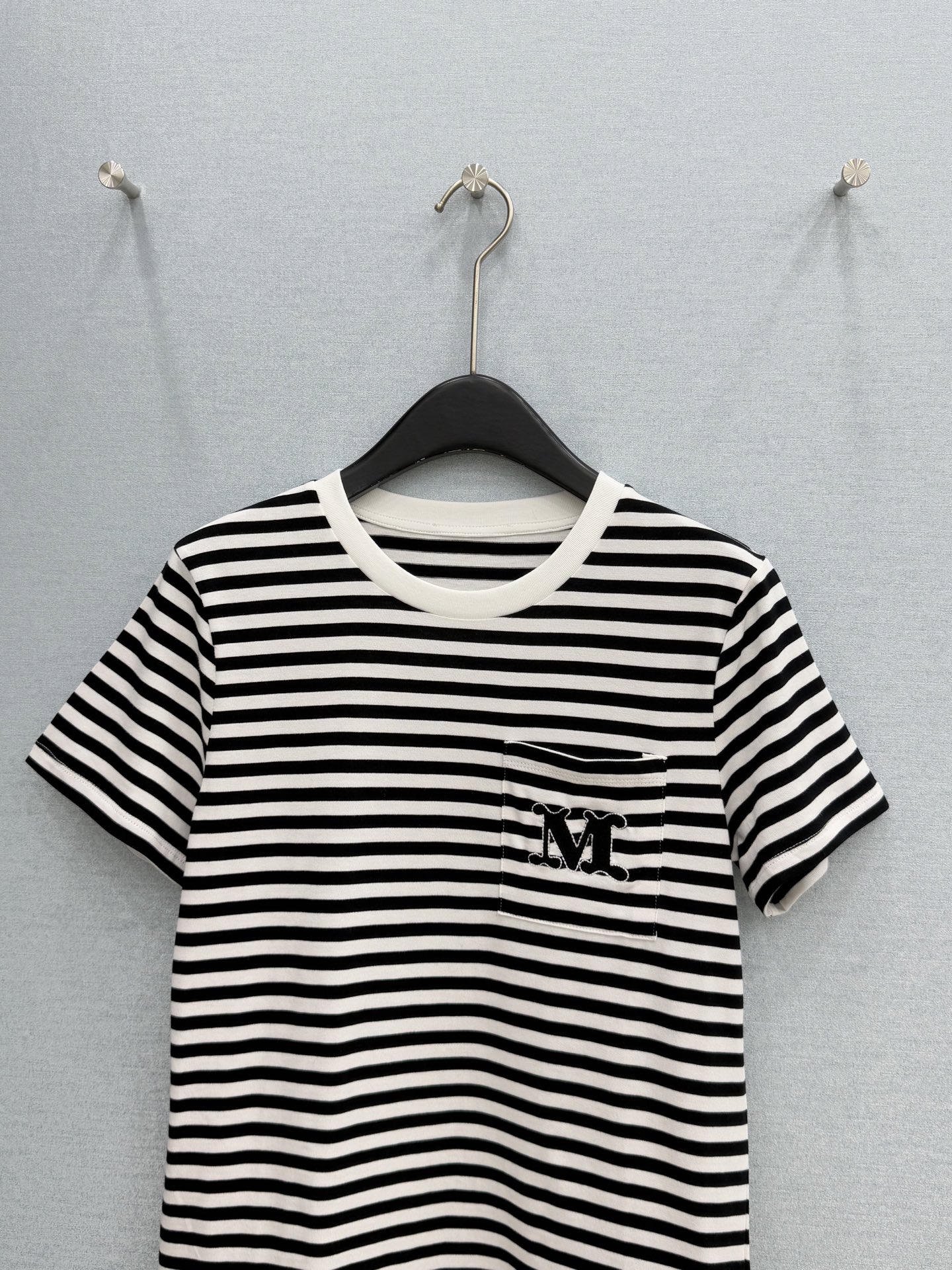 🛒𝐍𝐄𝐖 · 𝟐𝟎𝟐6/爆款现货原单品质 Max*｜精致刺绣短袖条纹T恤高订面料 亲肤透气舒适标志性字母