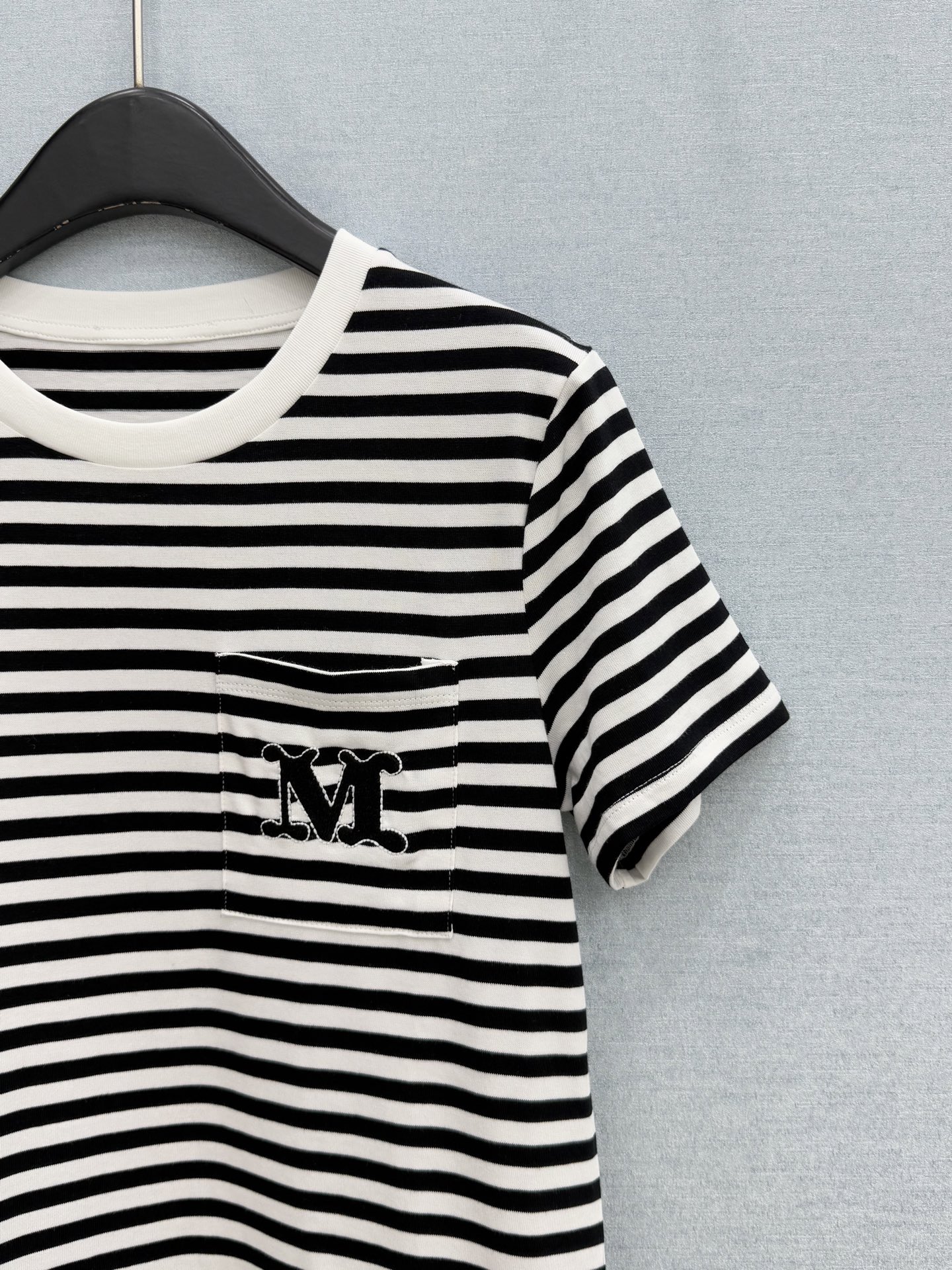 🛒𝐍𝐄𝐖 · 𝟐𝟎𝟐6/爆款现货原单品质 Max*｜精致刺绣短袖条纹T恤高订面料 亲肤透气舒适标志性字母