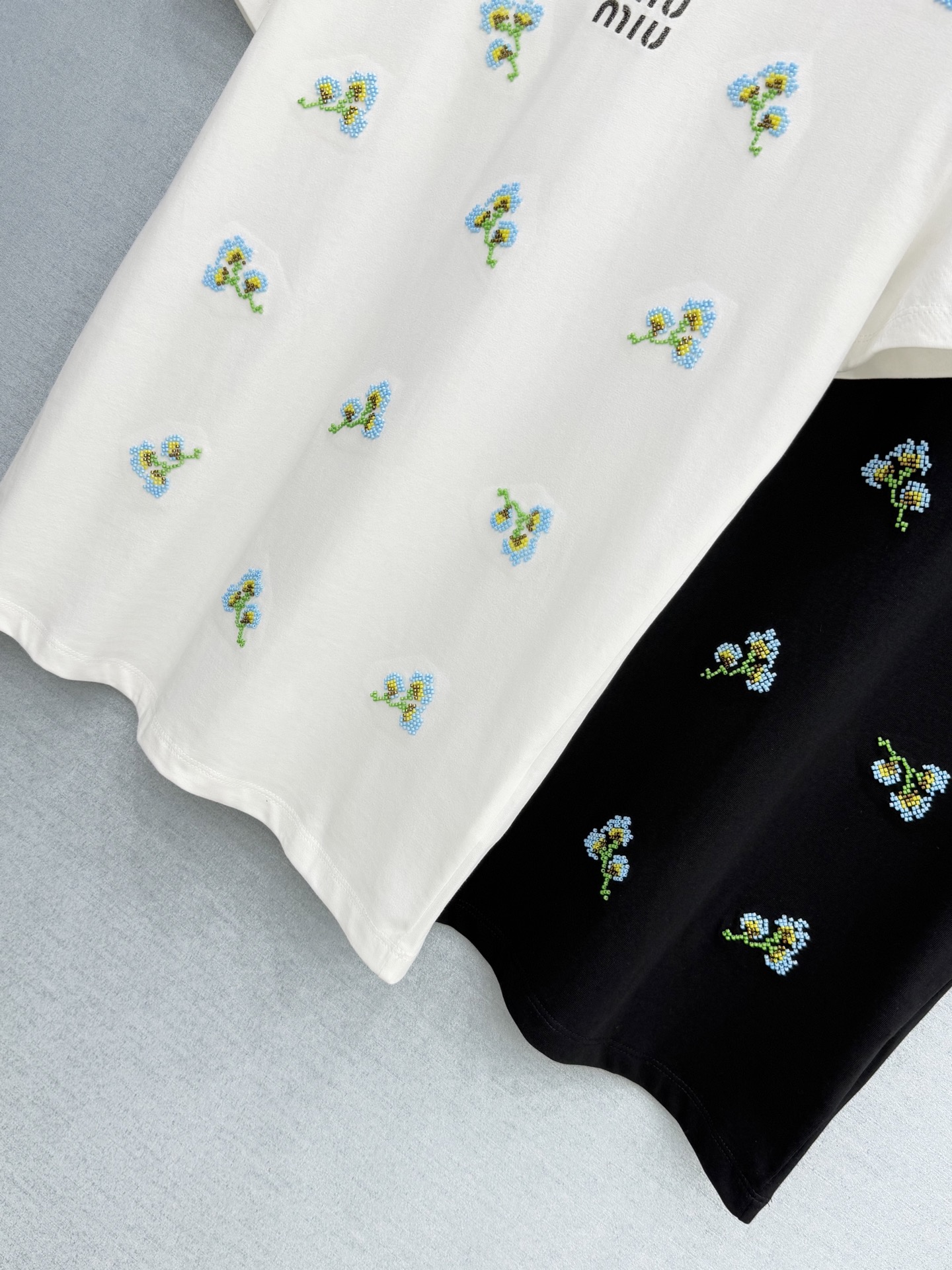 🛒𝐍𝐄𝐖 · 𝟐𝟎𝟐6/爆款现货原单品质 Miu*｜精致手工订珠短袖T恤高订面料 亲肤透气舒适标志性字母