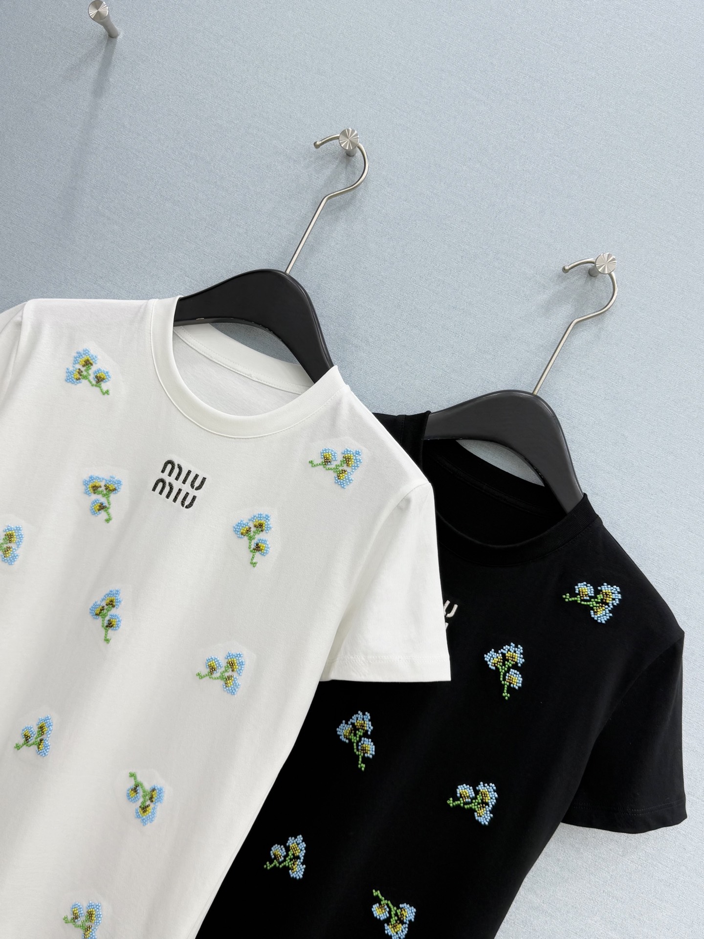 🛒𝐍𝐄𝐖 · 𝟐𝟎𝟐6/爆款现货原单品质 Miu*｜精致手工订珠短袖T恤高订面料 亲肤透气舒适标志性字母