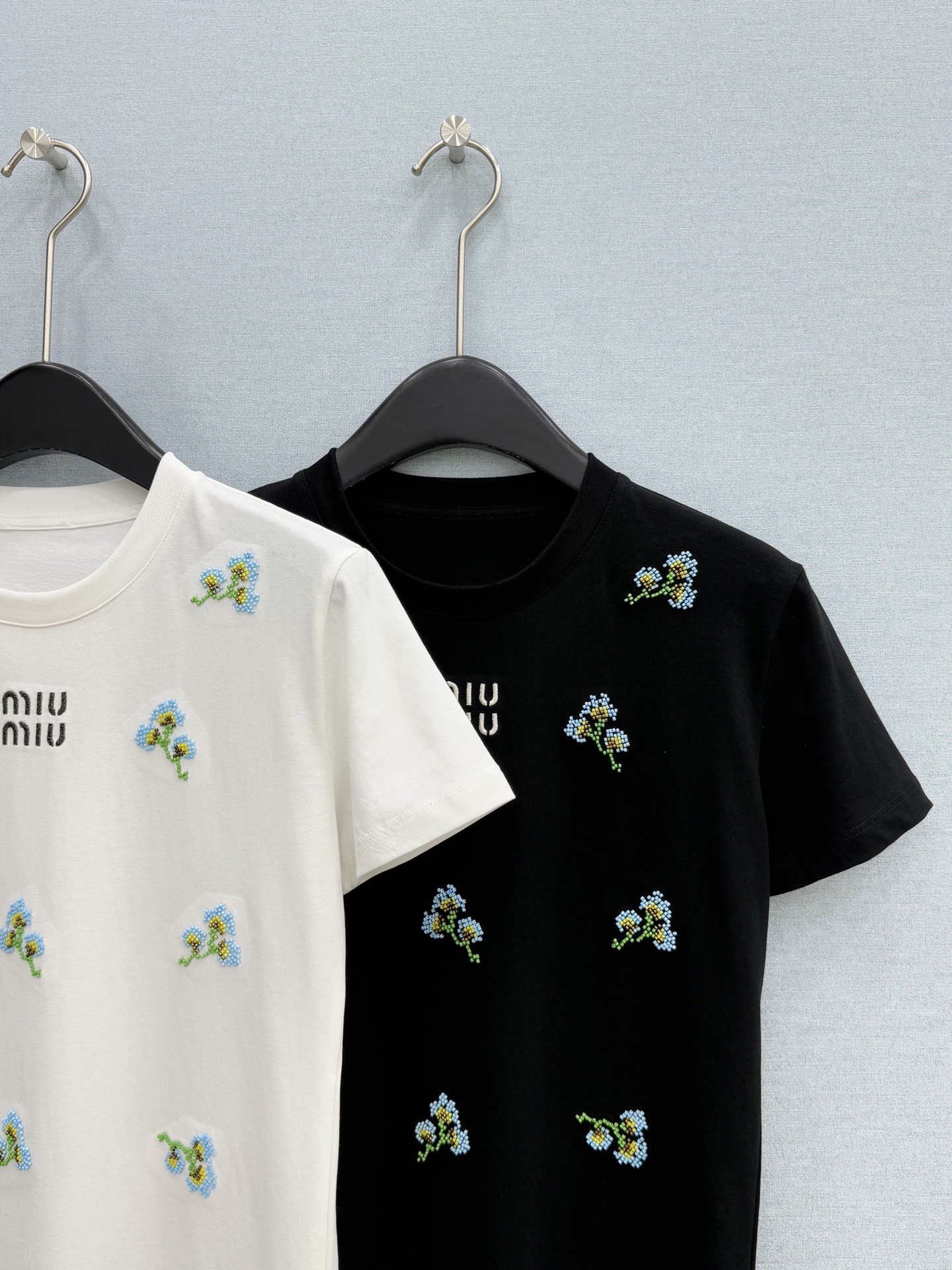 🛒𝐍𝐄𝐖 · 𝟐𝟎𝟐6/爆款现货原单品质 Miu*｜精致手工订珠短袖T恤高订面料 亲肤透气舒适标志性字母