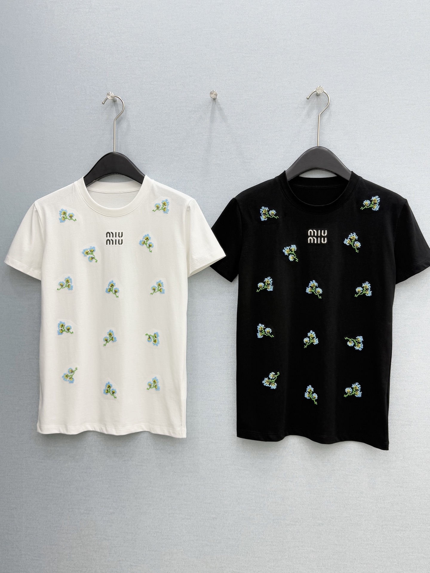 🛒𝐍𝐄𝐖 · 𝟐𝟎𝟐6/爆款现货原单品质 Miu*｜精致手工订珠短袖T恤高订面料 亲肤透气舒适标志性字母