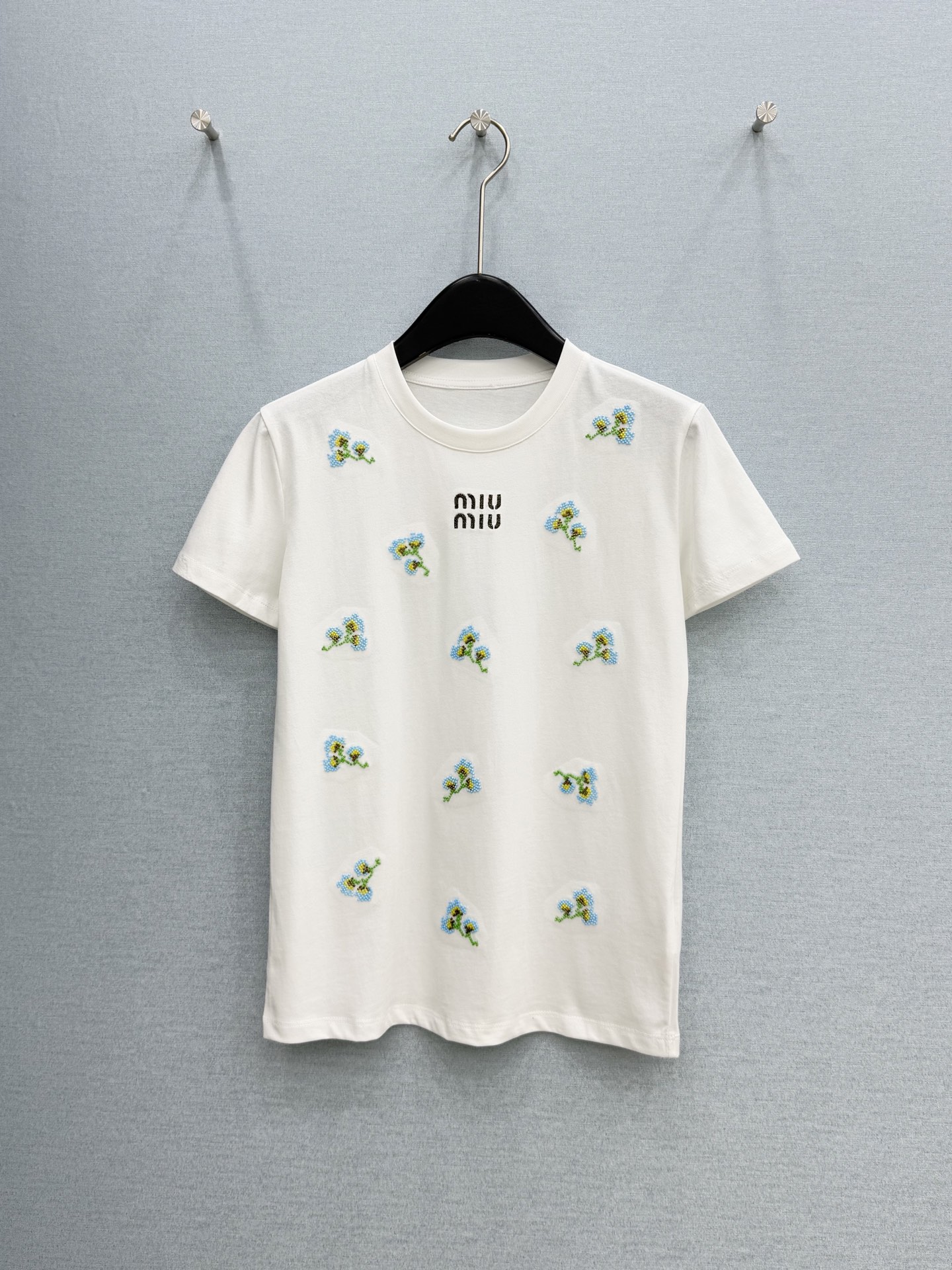 🛒𝐍𝐄𝐖 · 𝟐𝟎𝟐6/爆款现货原单品质 Miu*｜精致手工订珠短袖T恤高订面料 亲肤透气舒适标志性字母