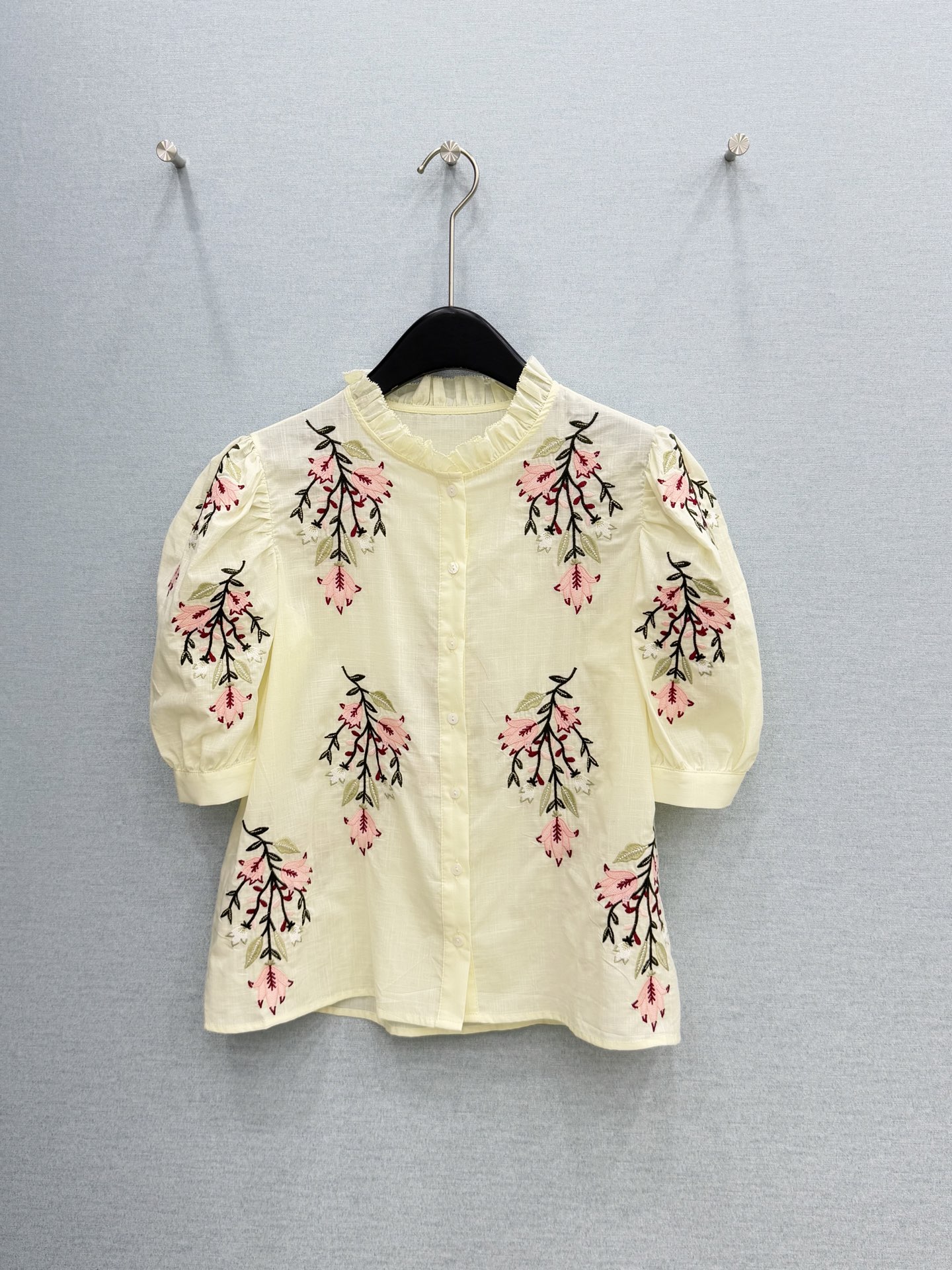 🛒𝐍𝐄𝐖 · 𝟐𝟎𝟐6/爆款现货原单品质 小众*｜2026新品刺绣衬衫精致版型，高级肌理细腻 极简主义常