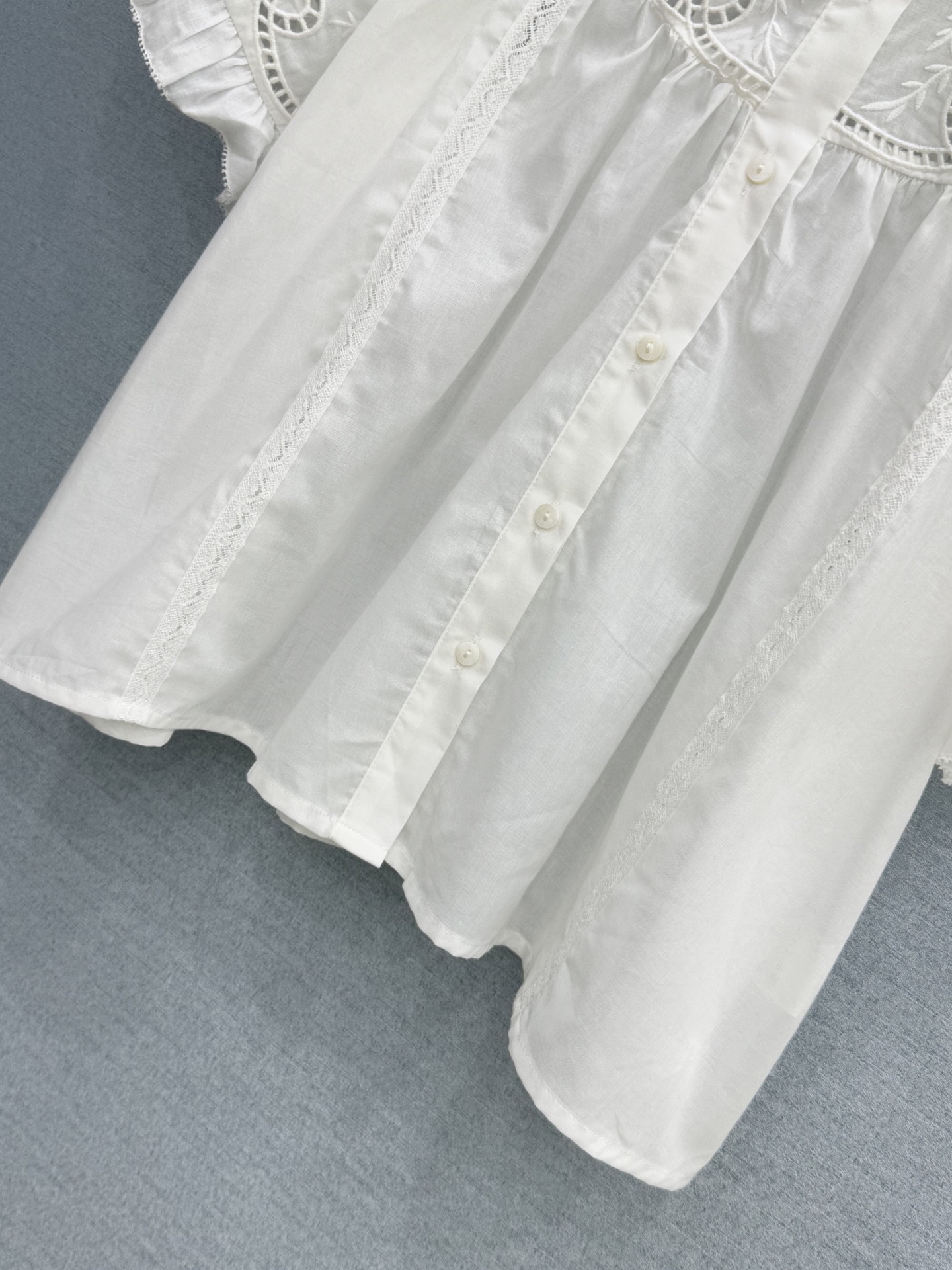 🛒𝐍𝐄𝐖 · 𝟐𝟎𝟐6/爆款现货原单品质 小众*｜2026新品镂空刺绣衬衫精致版型，高级肌理细腻 极简主
