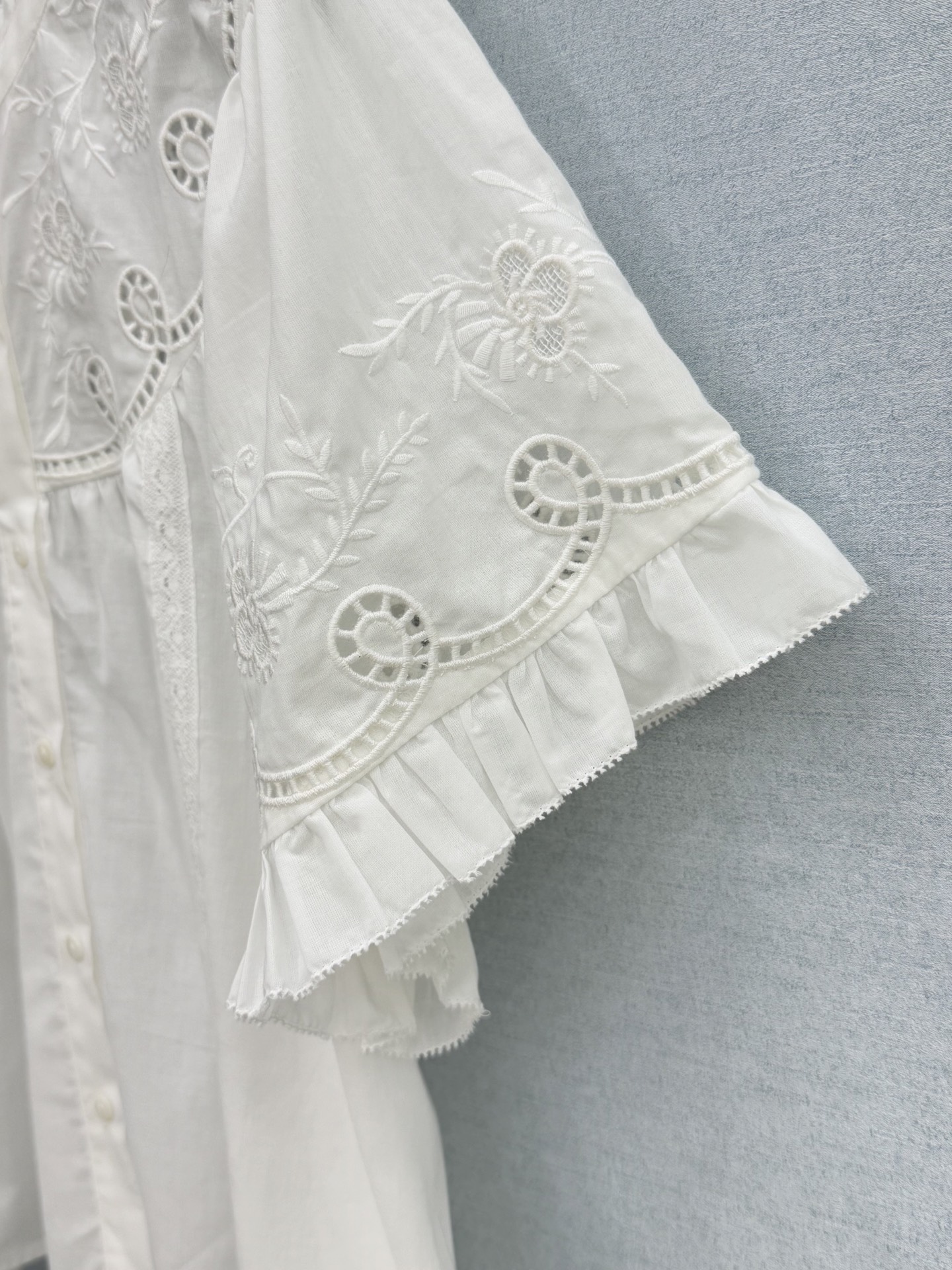 🛒𝐍𝐄𝐖 · 𝟐𝟎𝟐6/爆款现货原单品质 小众*｜2026新品镂空刺绣衬衫精致版型，高级肌理细腻 极简主