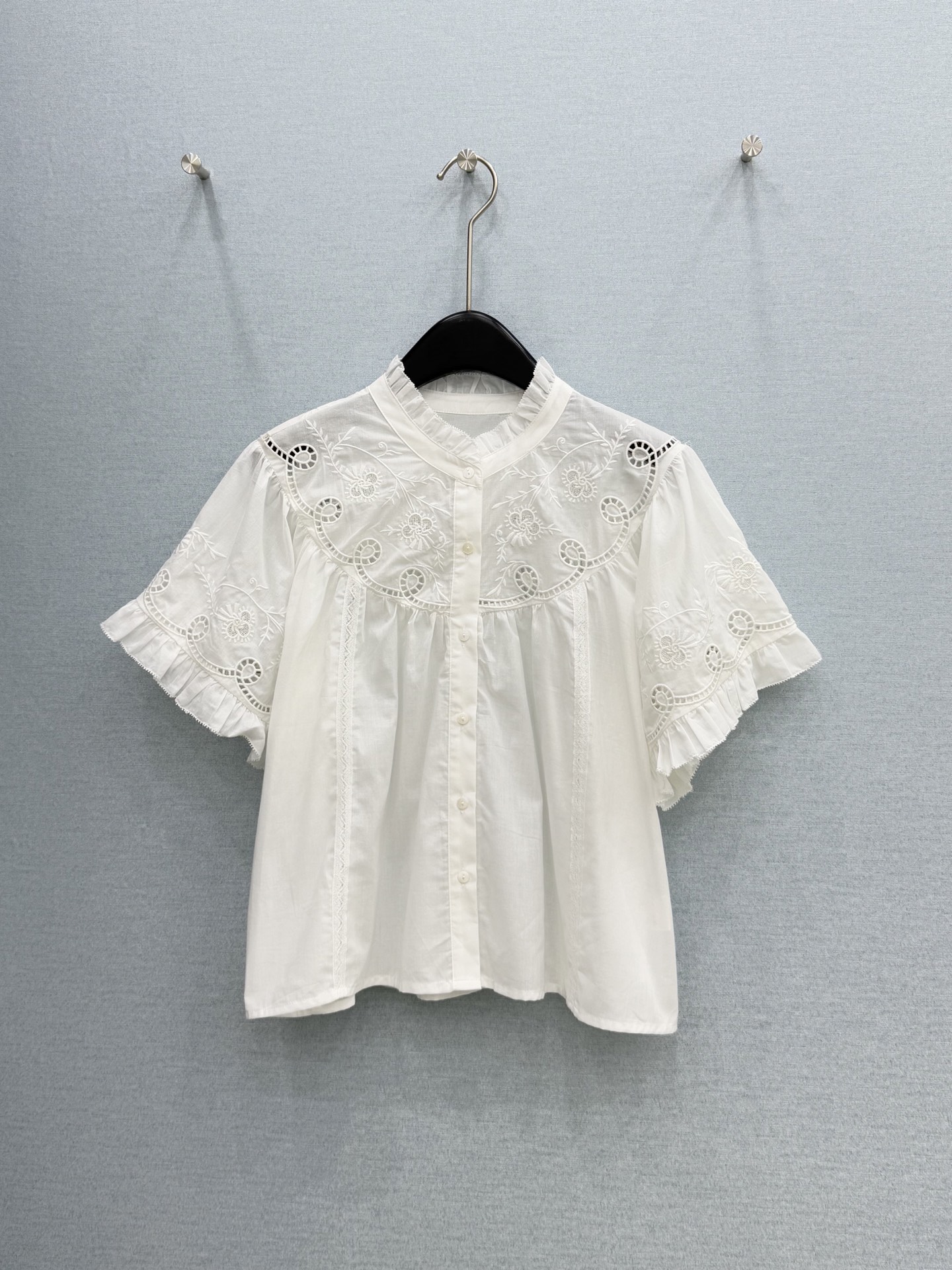 🛒𝐍𝐄𝐖 · 𝟐𝟎𝟐6/爆款现货原单品质 小众*｜2026新品镂空刺绣衬衫精致版型，高级肌理细腻 极简主