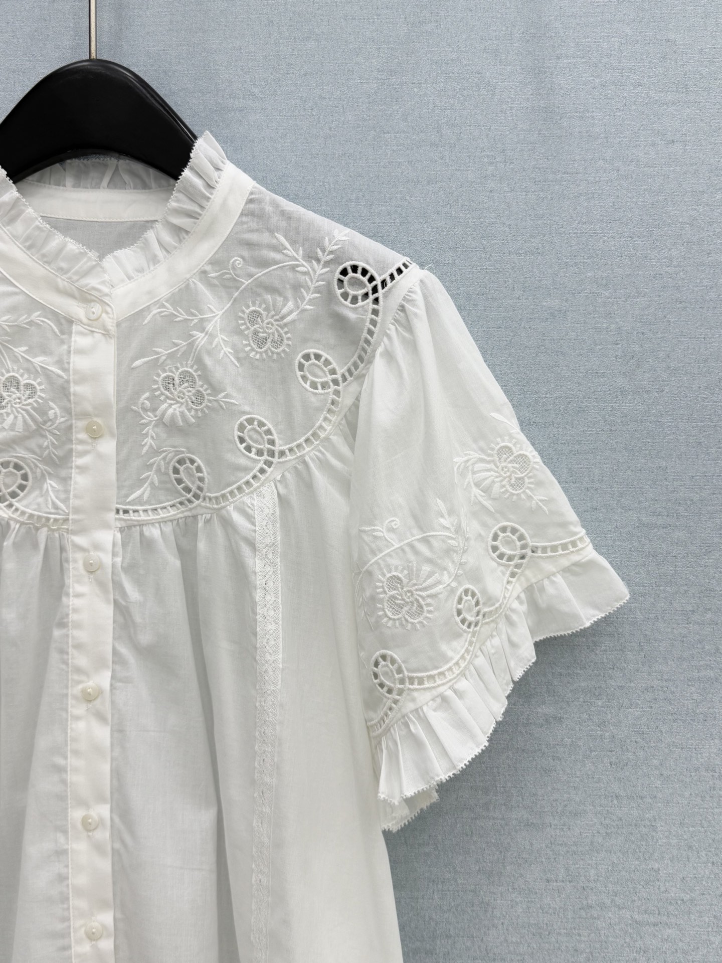 🛒𝐍𝐄𝐖 · 𝟐𝟎𝟐6/爆款现货原单品质 小众*｜2026新品镂空刺绣衬衫精致版型，高级肌理细腻 极简主
