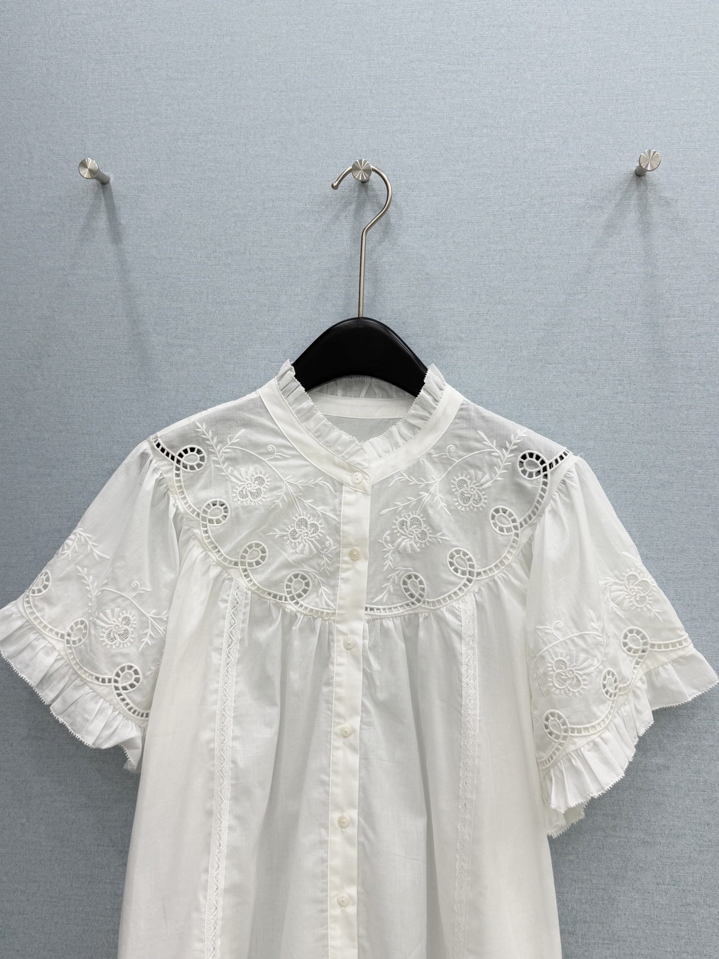 🛒𝐍𝐄𝐖 · 𝟐𝟎𝟐6/爆款现货原单品质 小众*｜2026新品镂空刺绣衬衫精致版型，高级肌理细腻 极简主