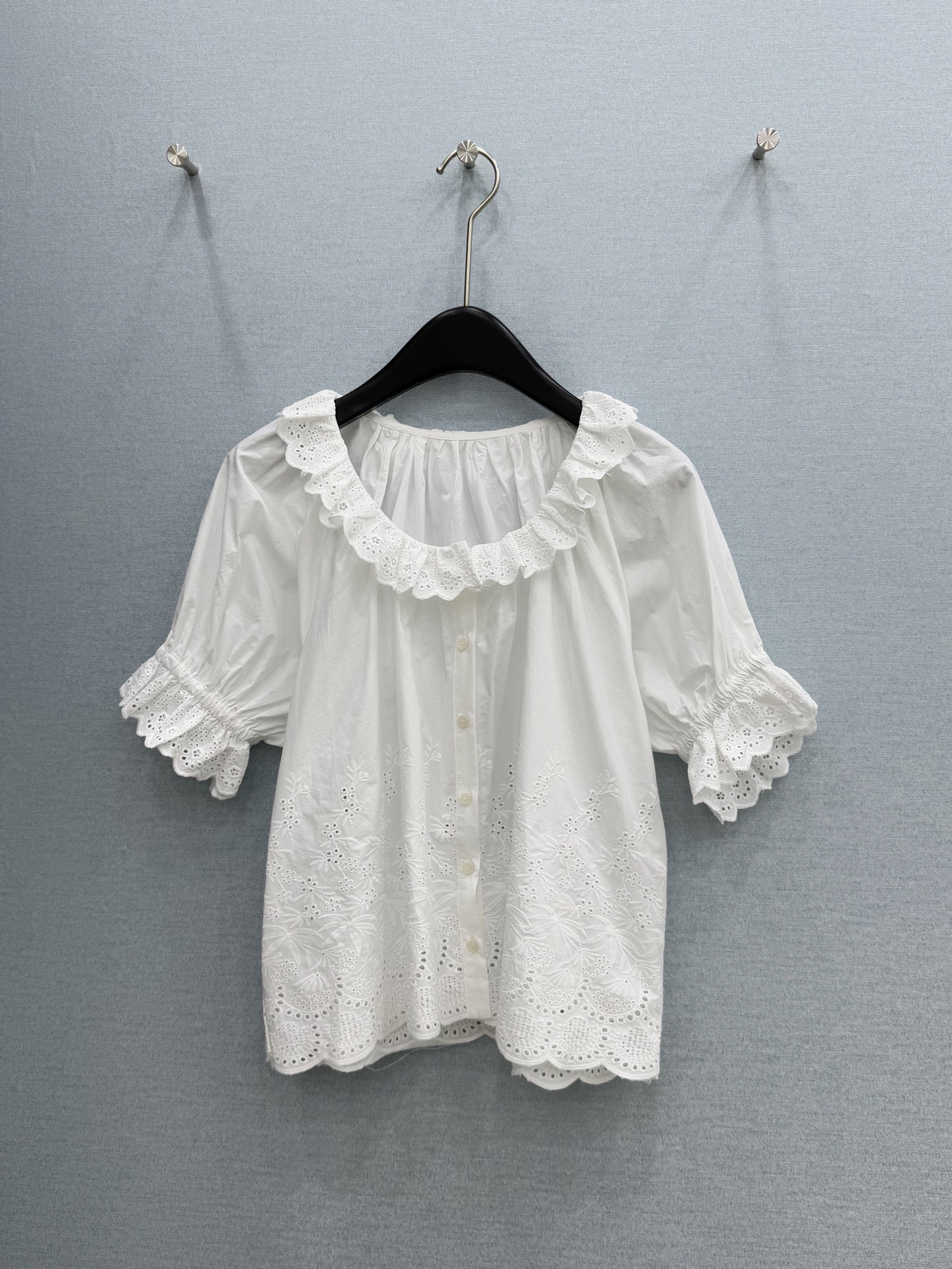 🛒𝐍𝐄𝐖 · 𝟐𝟎𝟐6/爆款现货原单品质 小众*｜2026新品花边刺绣衬衫精致版型，高级肌理细腻 极简主