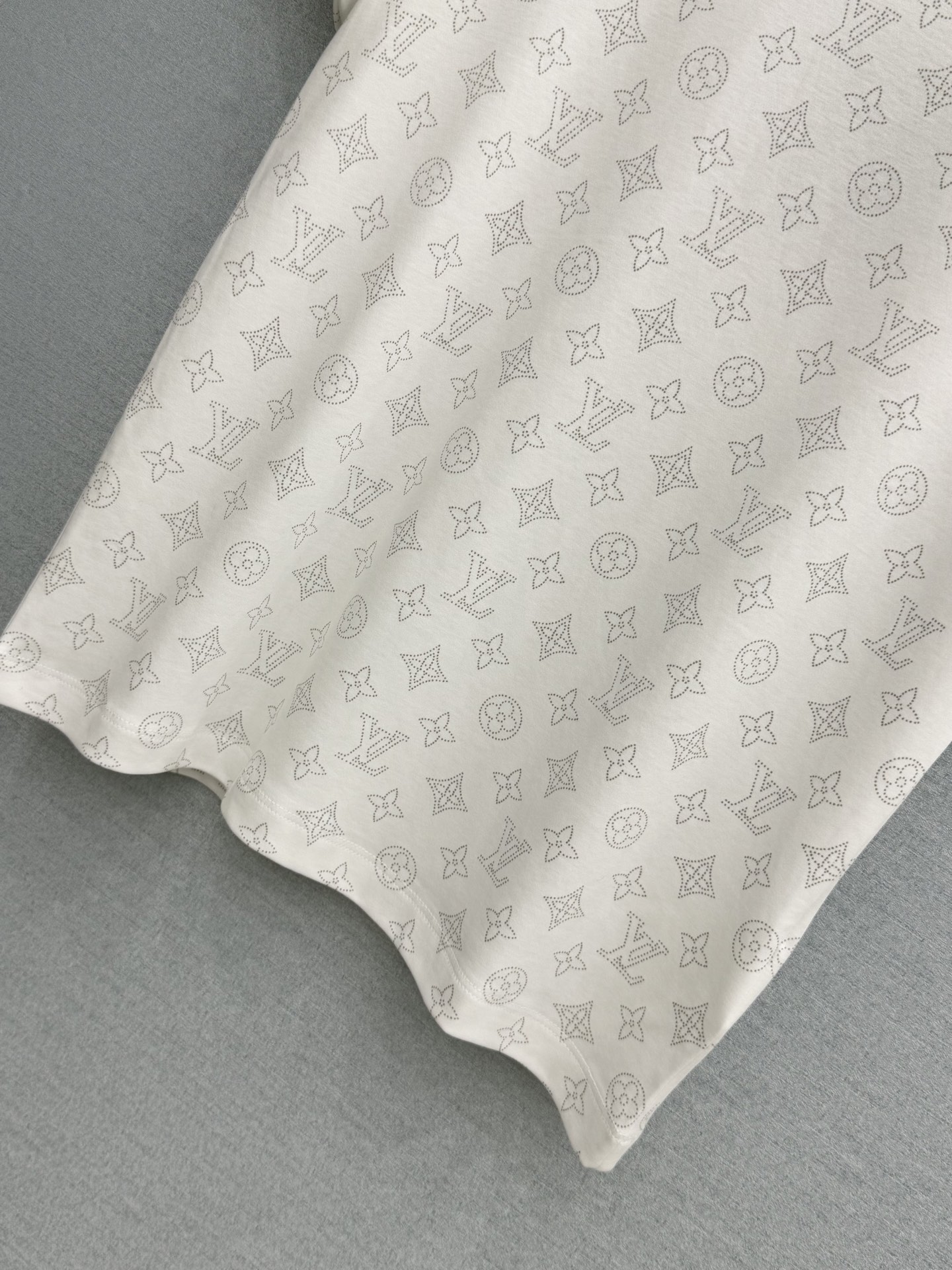 🛒𝐍𝐄𝐖 · 𝟐𝟎𝟐6/爆款现货原单品质 Lou *｜精致印花短袖T恤高订面料 亲肤透气舒适标志性字母图