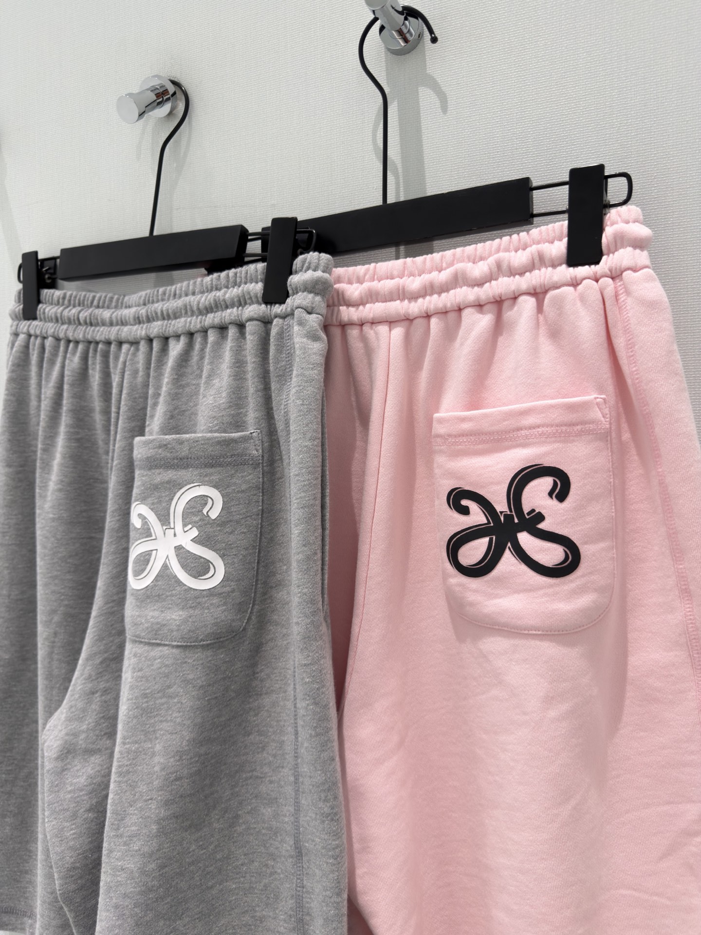 🛒𝐍𝐄𝐖 · 𝟐𝟎𝟐6/爆款现货设计师 原创｜印花字母抽绳休闲中裤 闭眼入的单品 随便一搭都气质感爆棚 