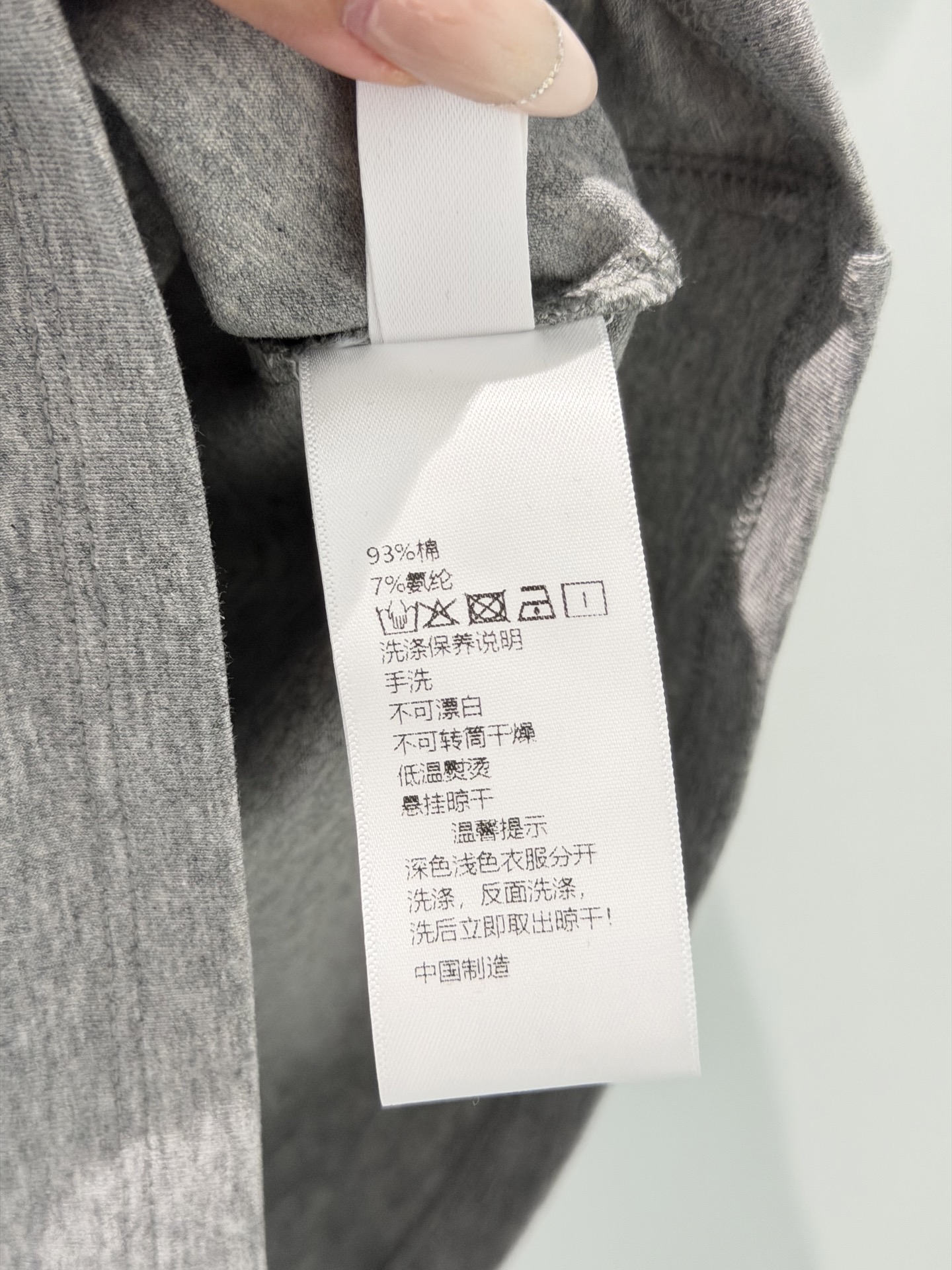 🛒𝐍𝐄𝐖 · 𝟐𝟎𝟐6/爆款现货原创 设计师｜精致收腰蝴蝶扣短袖T恤高订面料 亲肤透气舒适标志性腰线 低