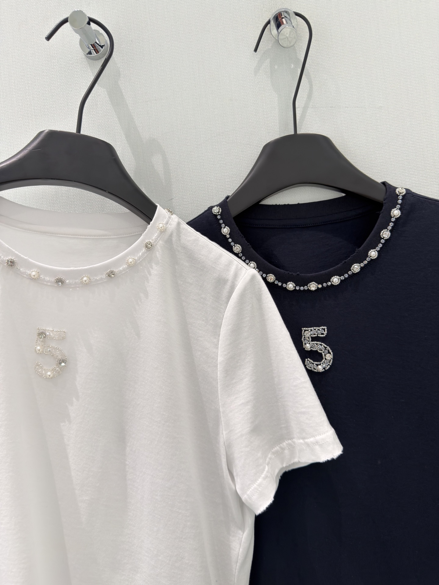 🛒𝐍𝐄𝐖 · 𝟐𝟎𝟐6/爆款现货原创 设计师｜小香风手工订钻短袖T恤高订面料 亲肤透气舒适标志性腰线 低