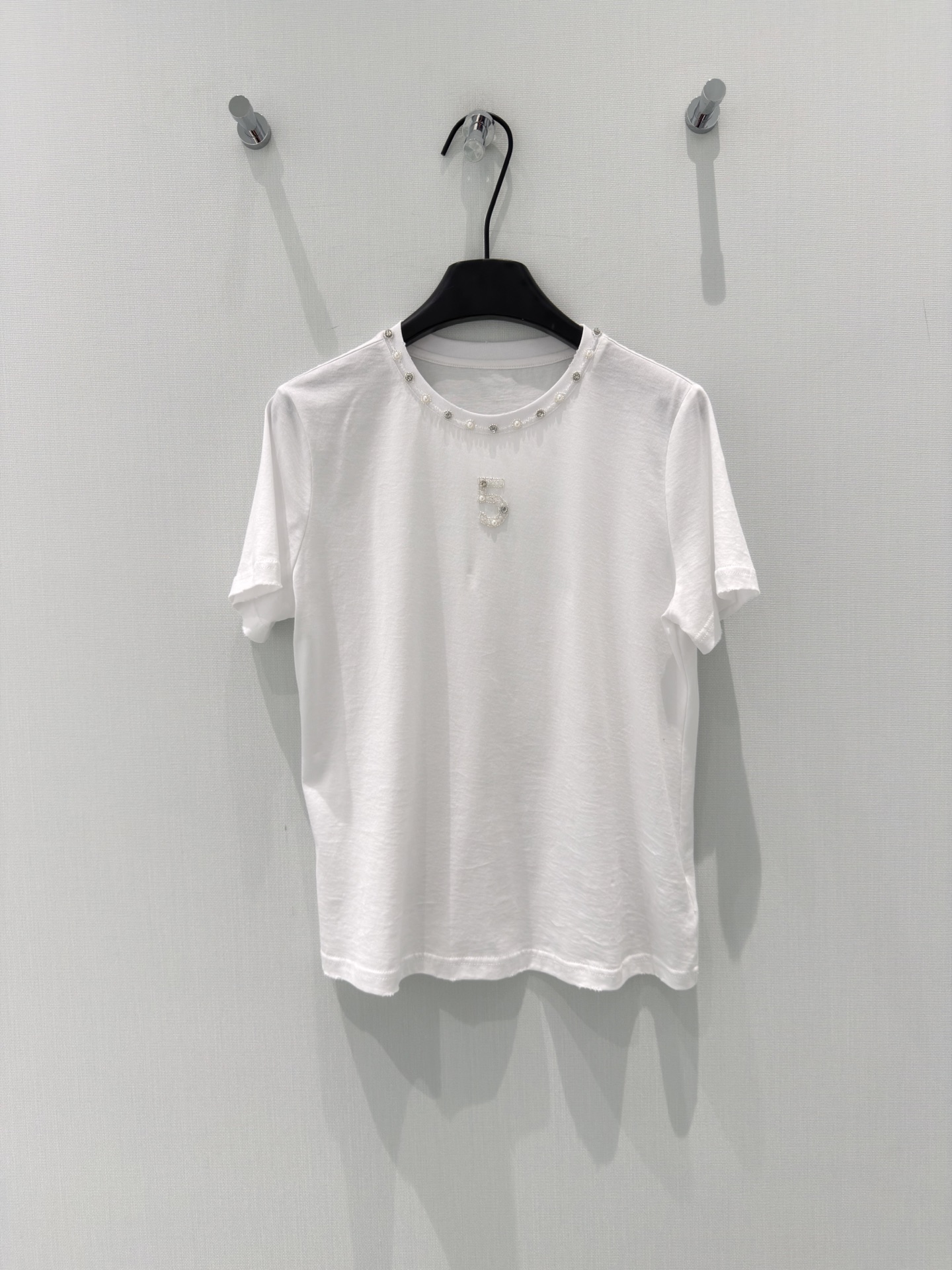 🛒𝐍𝐄𝐖 · 𝟐𝟎𝟐6/爆款现货原创 设计师｜小香风手工订钻短袖T恤高订面料 亲肤透气舒适标志性腰线 低